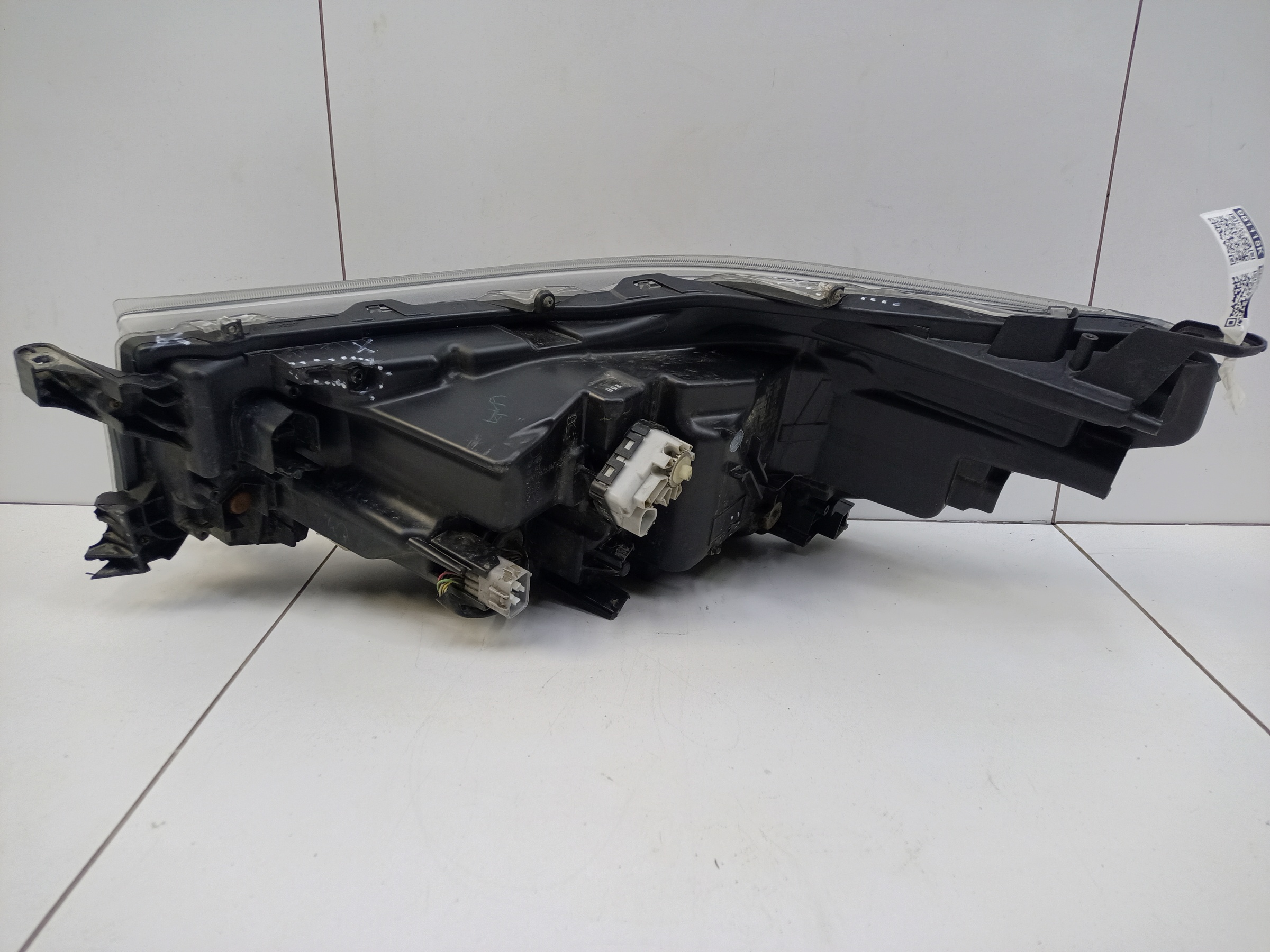 Фара передняя правая Toyota Hilux 8 Restail LED