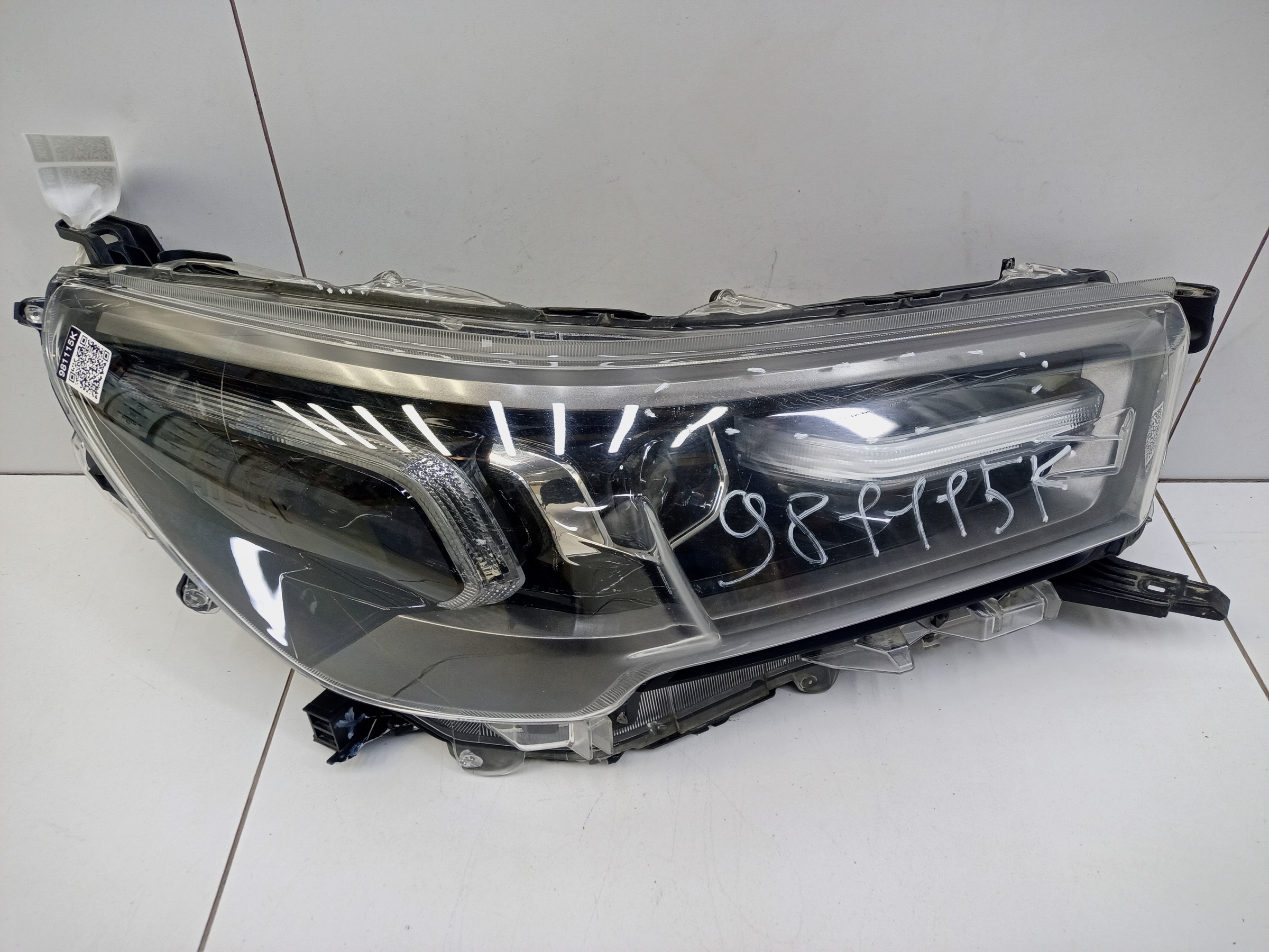 Фара передняя правая Toyota Hilux 8 Restail LED