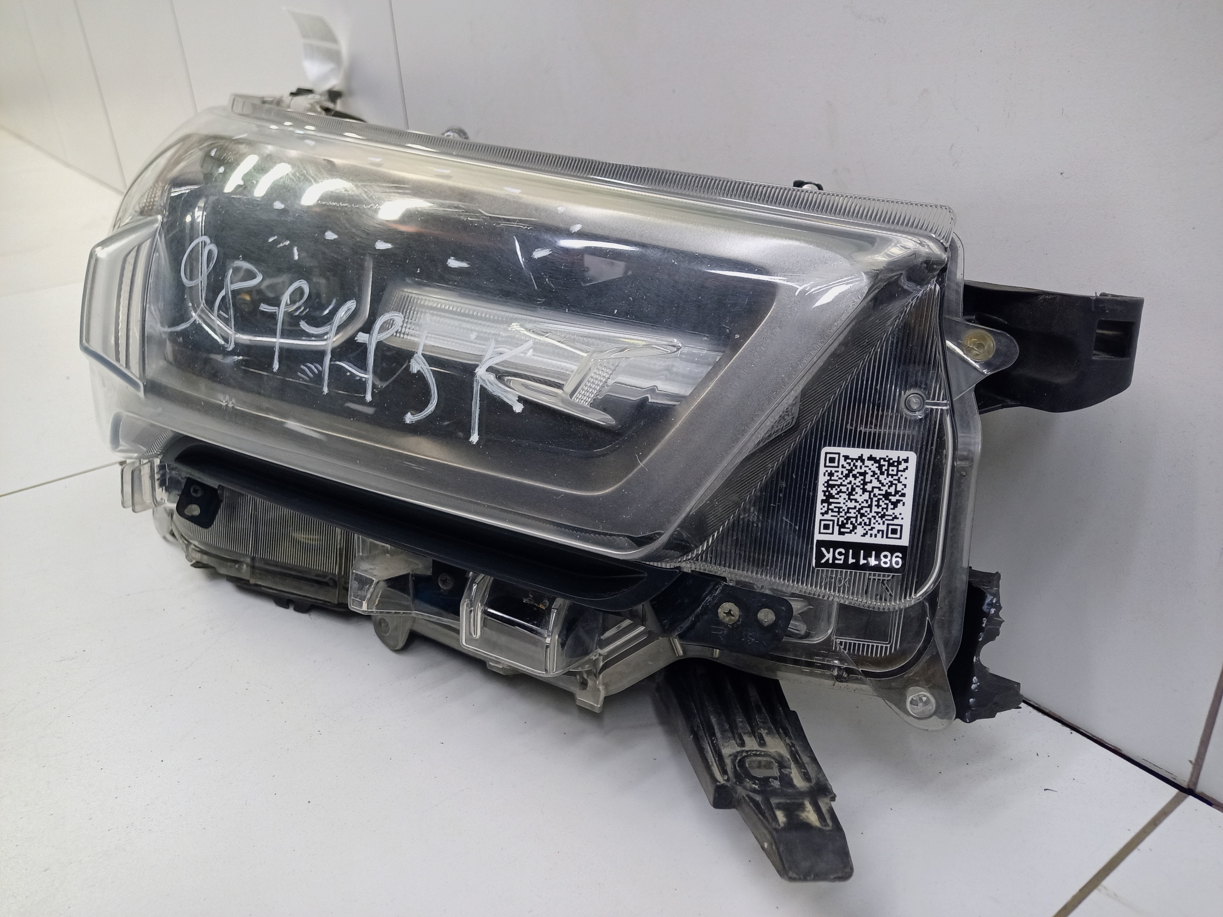 Фара передняя правая Toyota Hilux 8 Restail LED