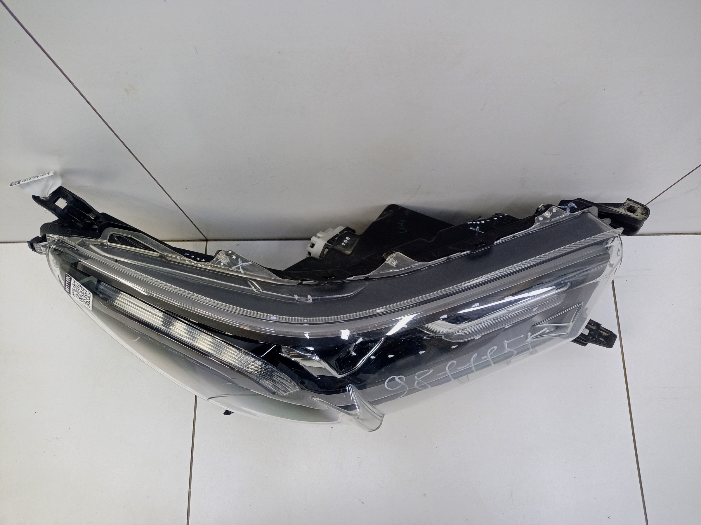 Фара передняя правая Toyota Hilux 8 Restail LED