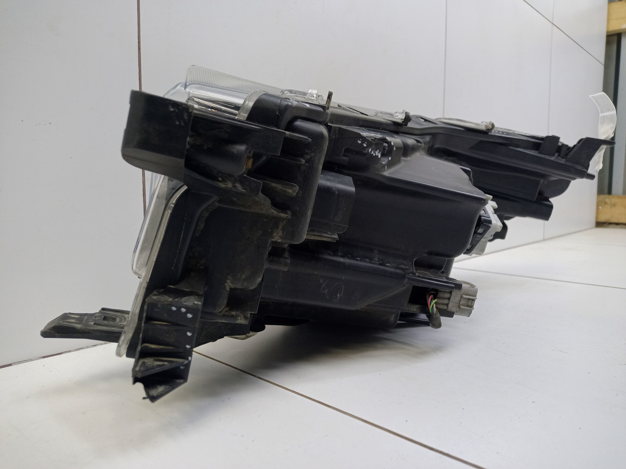 Фара передняя правая Toyota Hilux 8 Restail LED