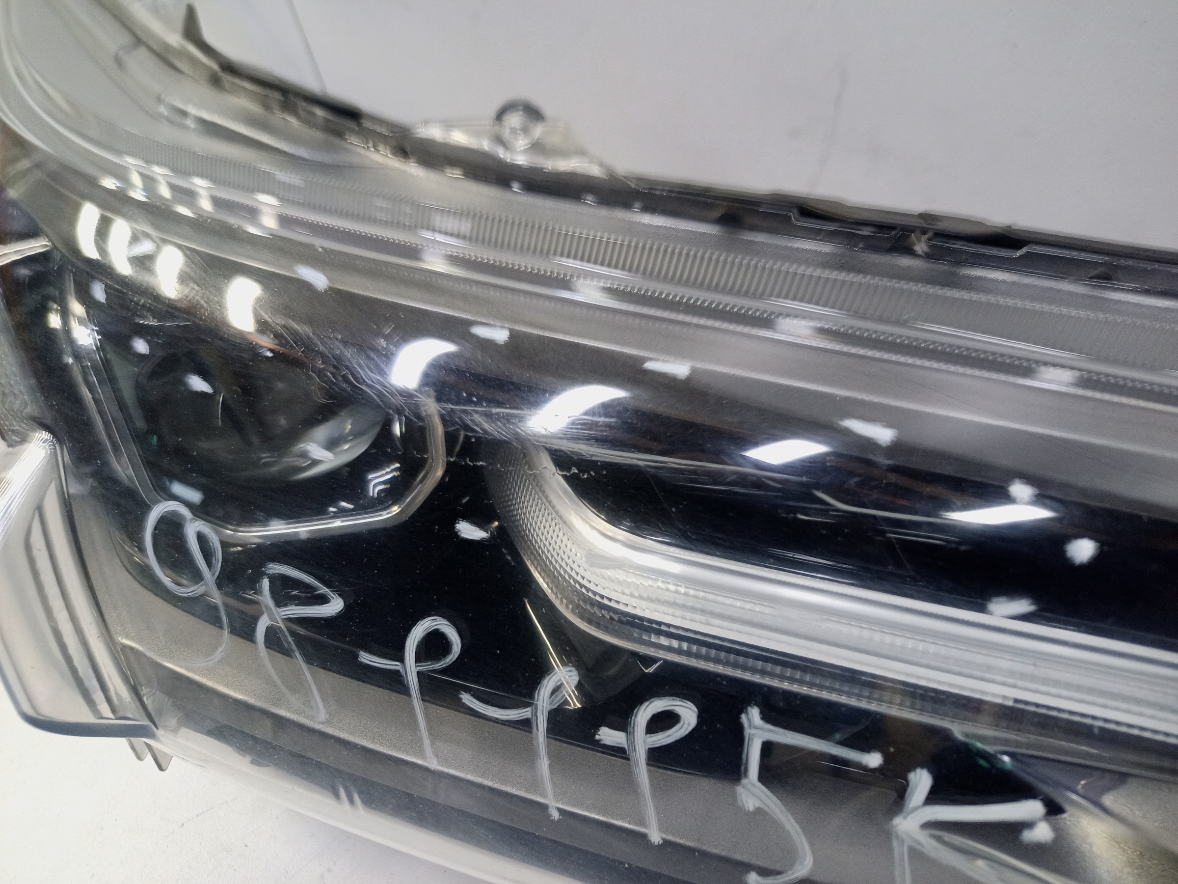 Фара передняя правая Toyota Hilux 8 Restail LED