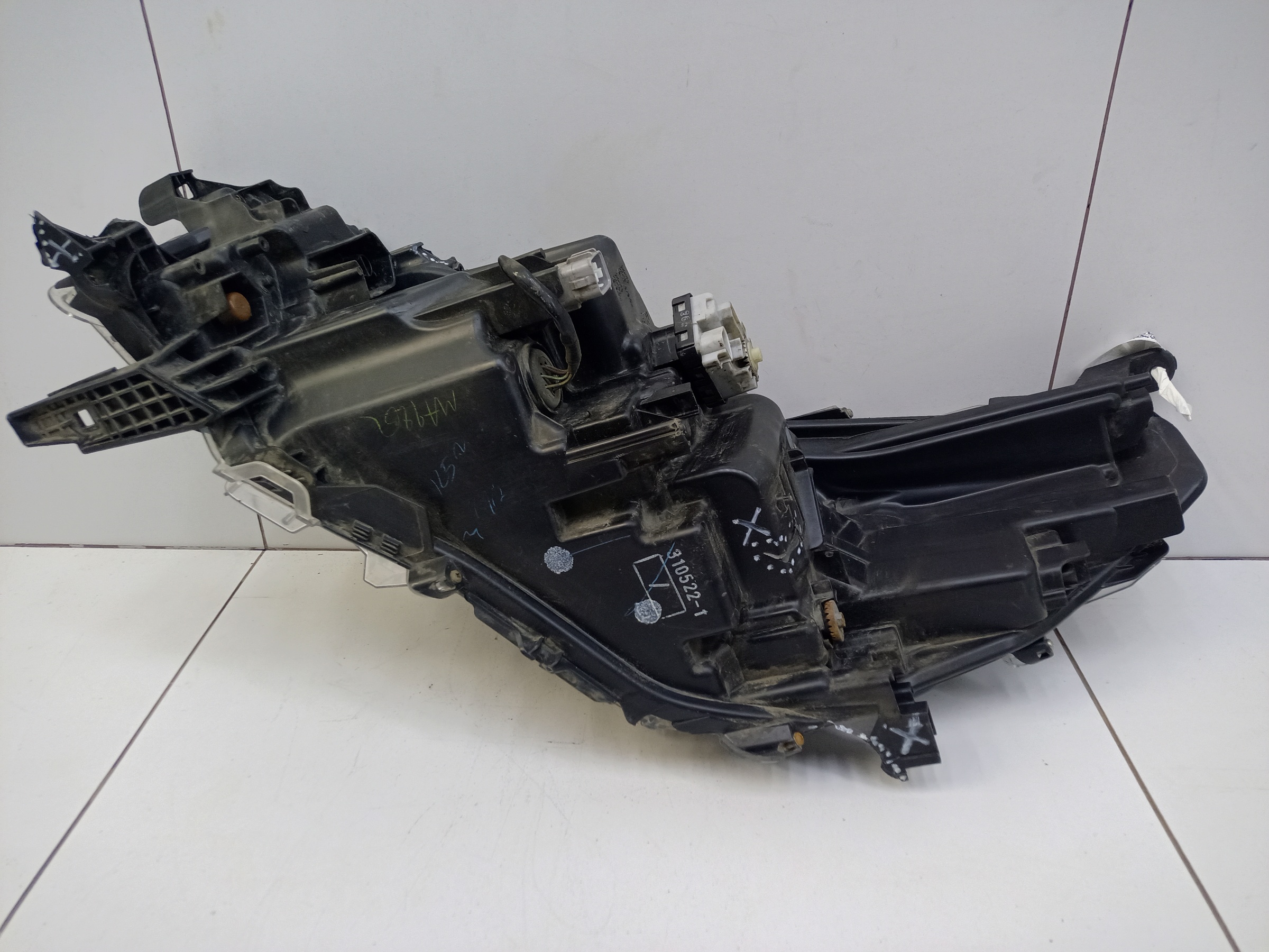 Фара передняя правая Toyota Hilux 8 Restail LED