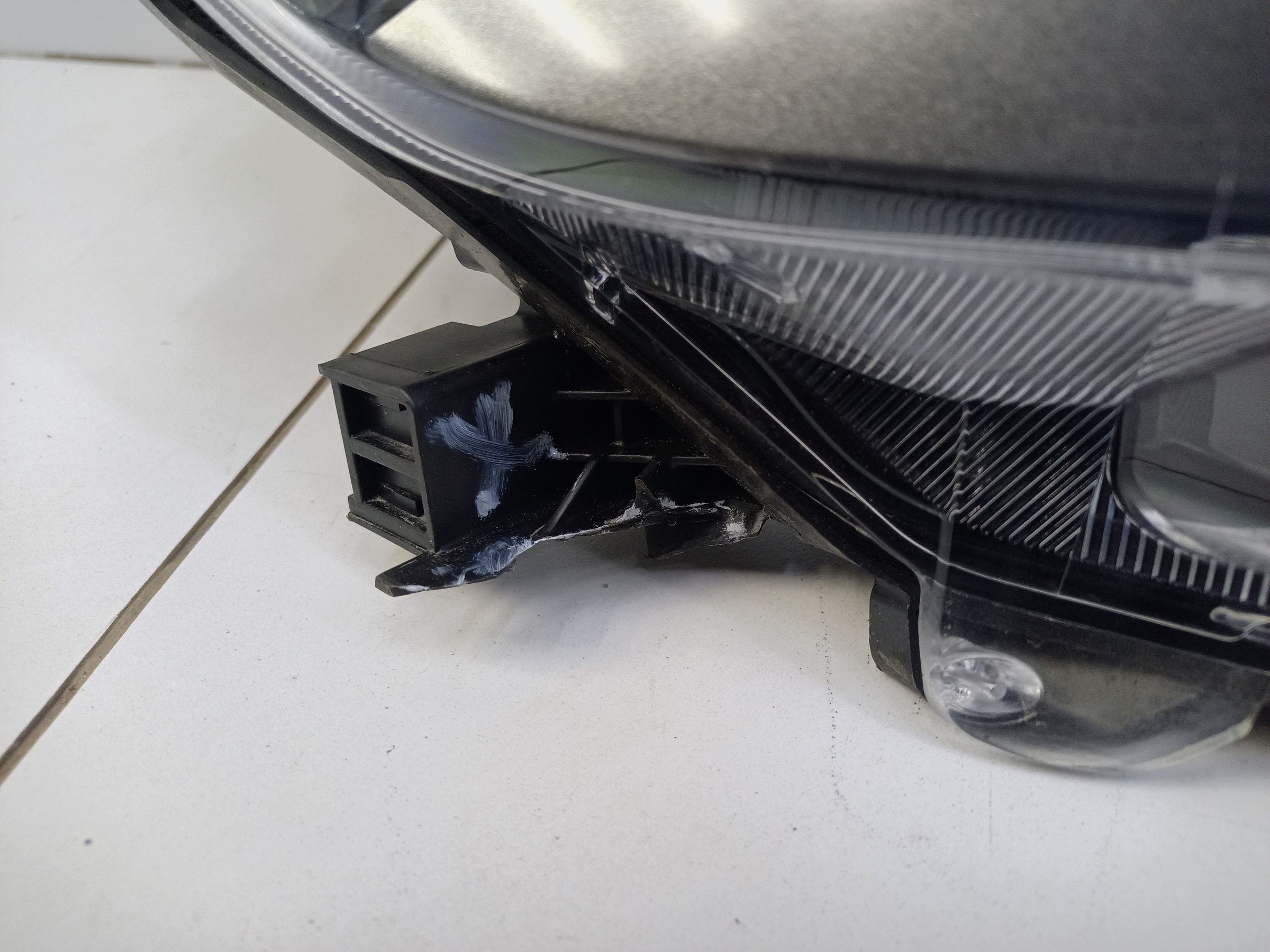 Фара передняя правая Toyota Hilux 8 Restail LED