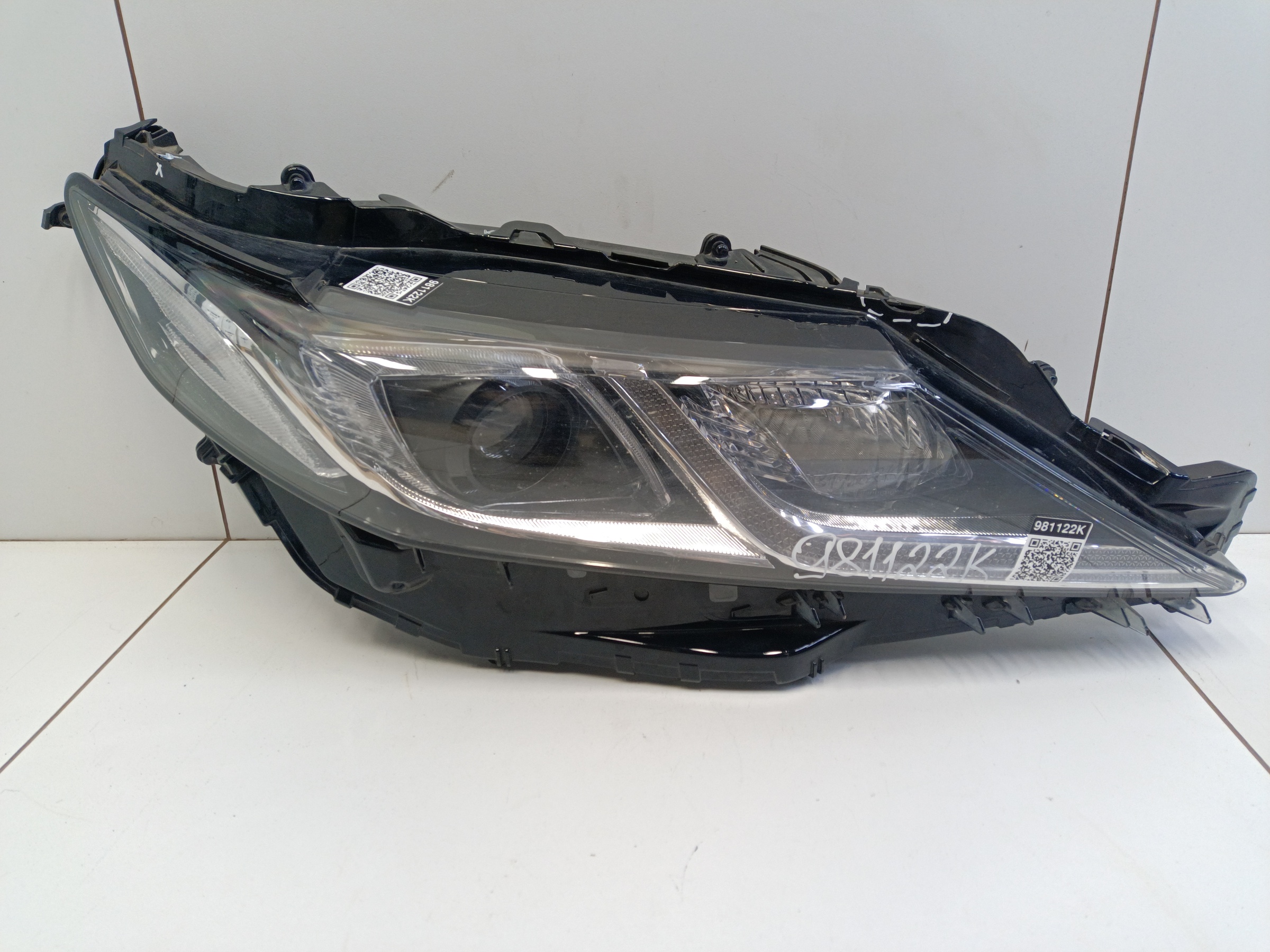 Фара передняя правая Toyota Camry V70 LED под 1 полосу