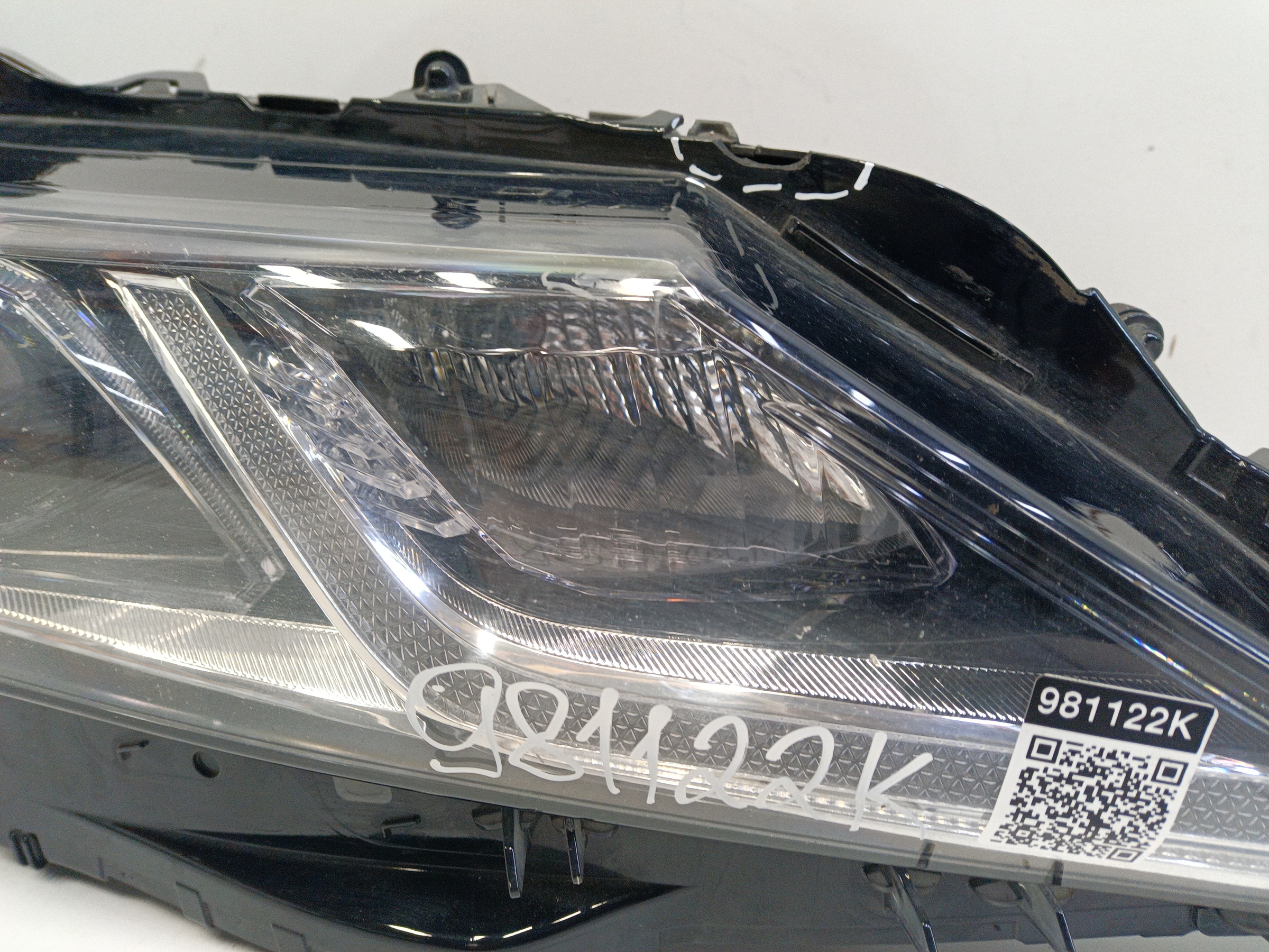 Фара передняя правая Toyota Camry V70 LED под 1 полосу