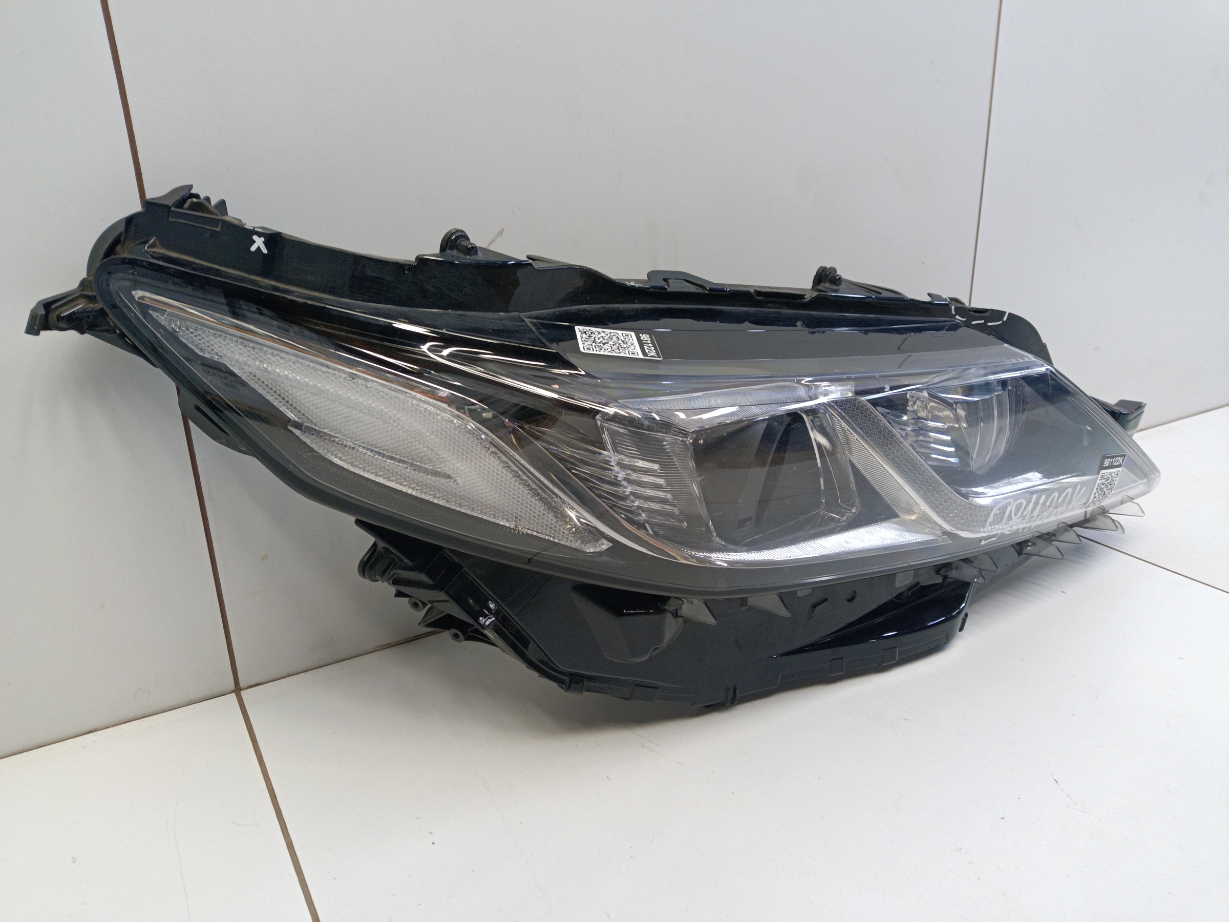 Фара передняя правая Toyota Camry V70 LED под 1 полосу