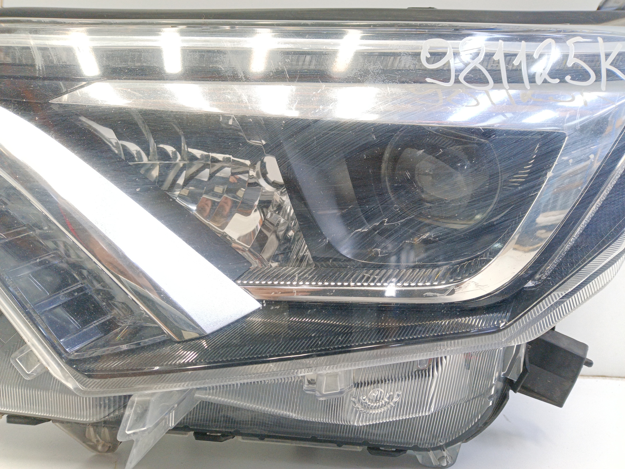 Фара передняя левая Toyota RAV4 CA40 Restail LED