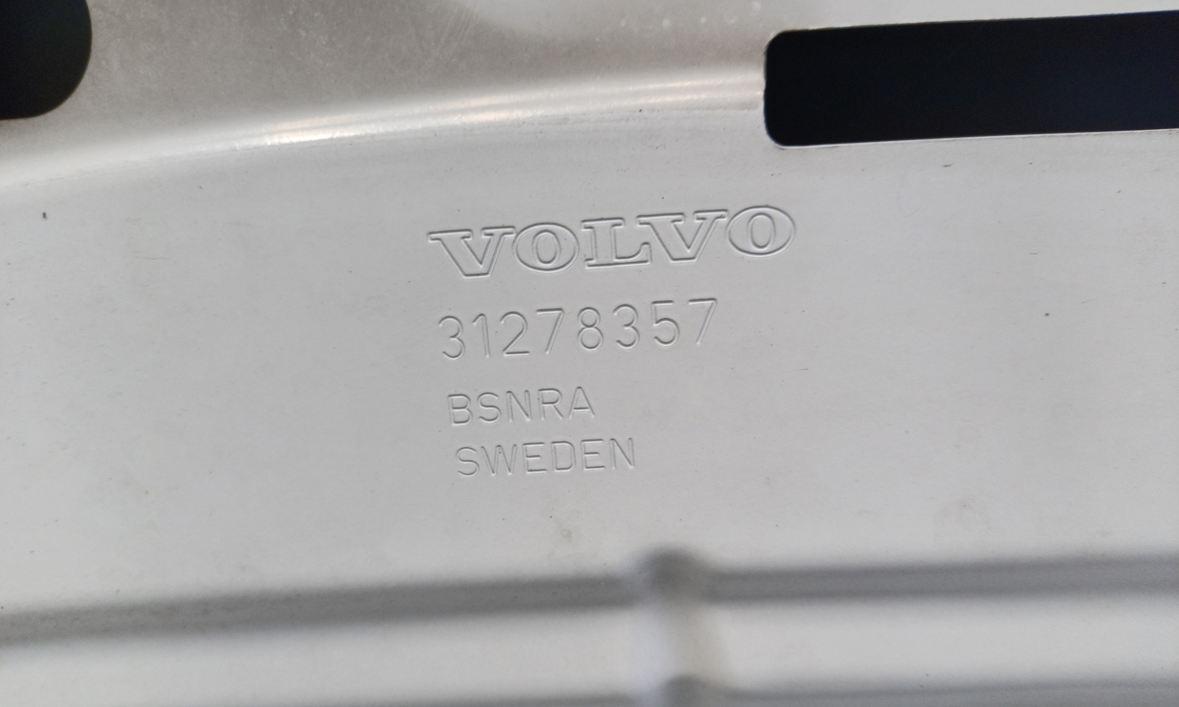 Капот Volvo V40 2