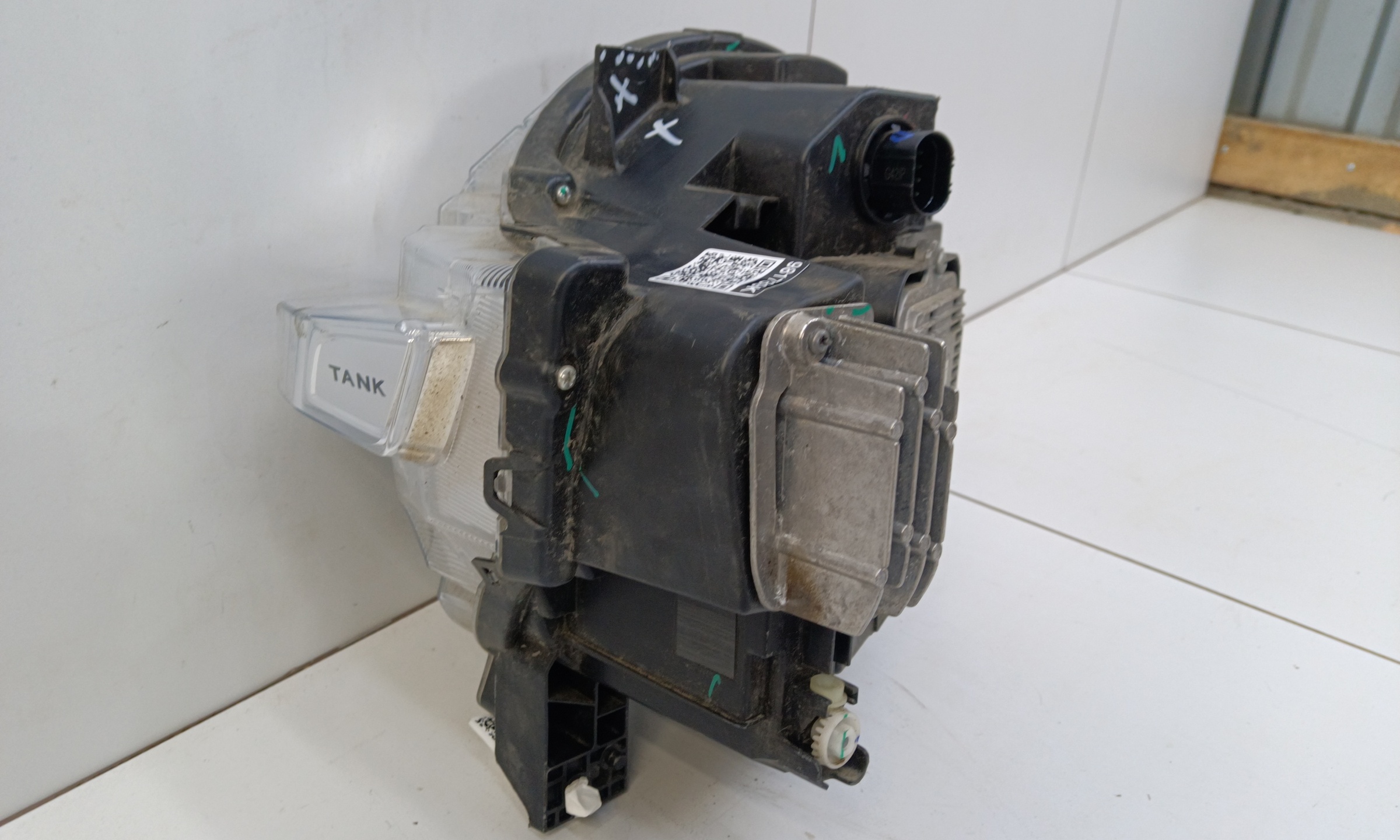 Фара передняя левая Tank 300 LED