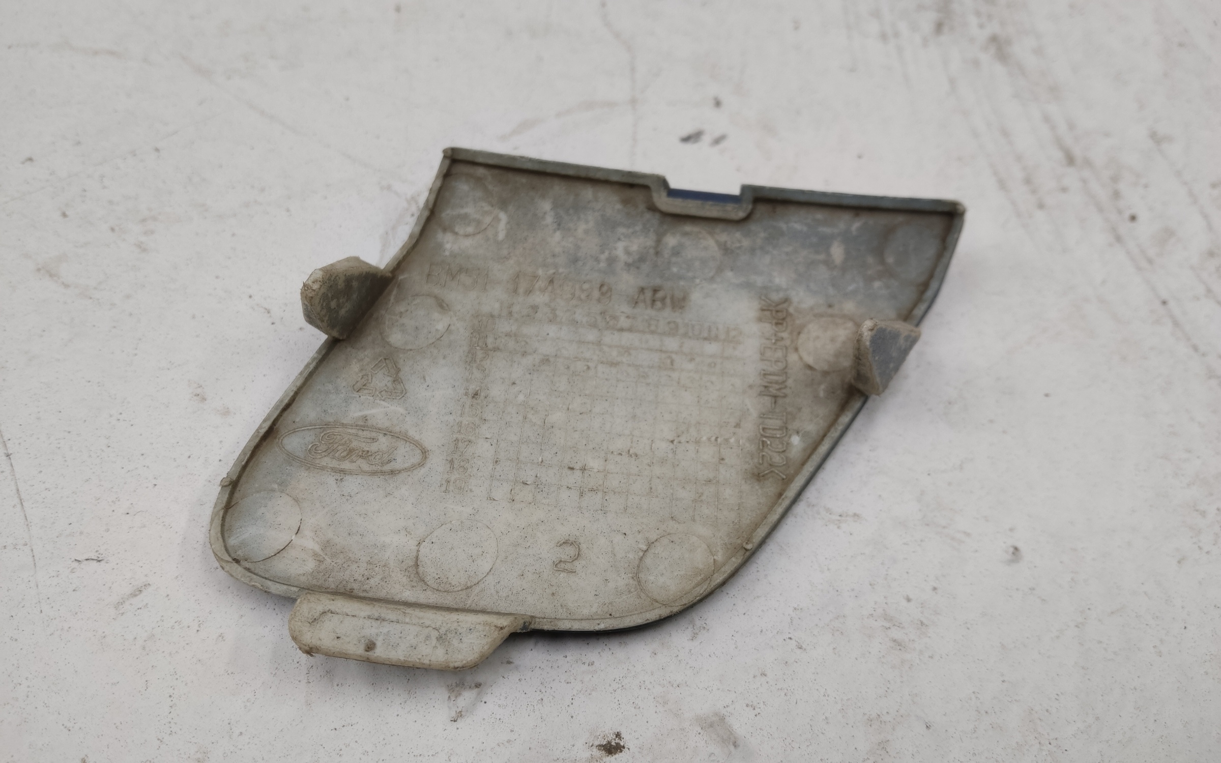 Заглушка буксировочного крюка переднего бампера Ford Focus 3