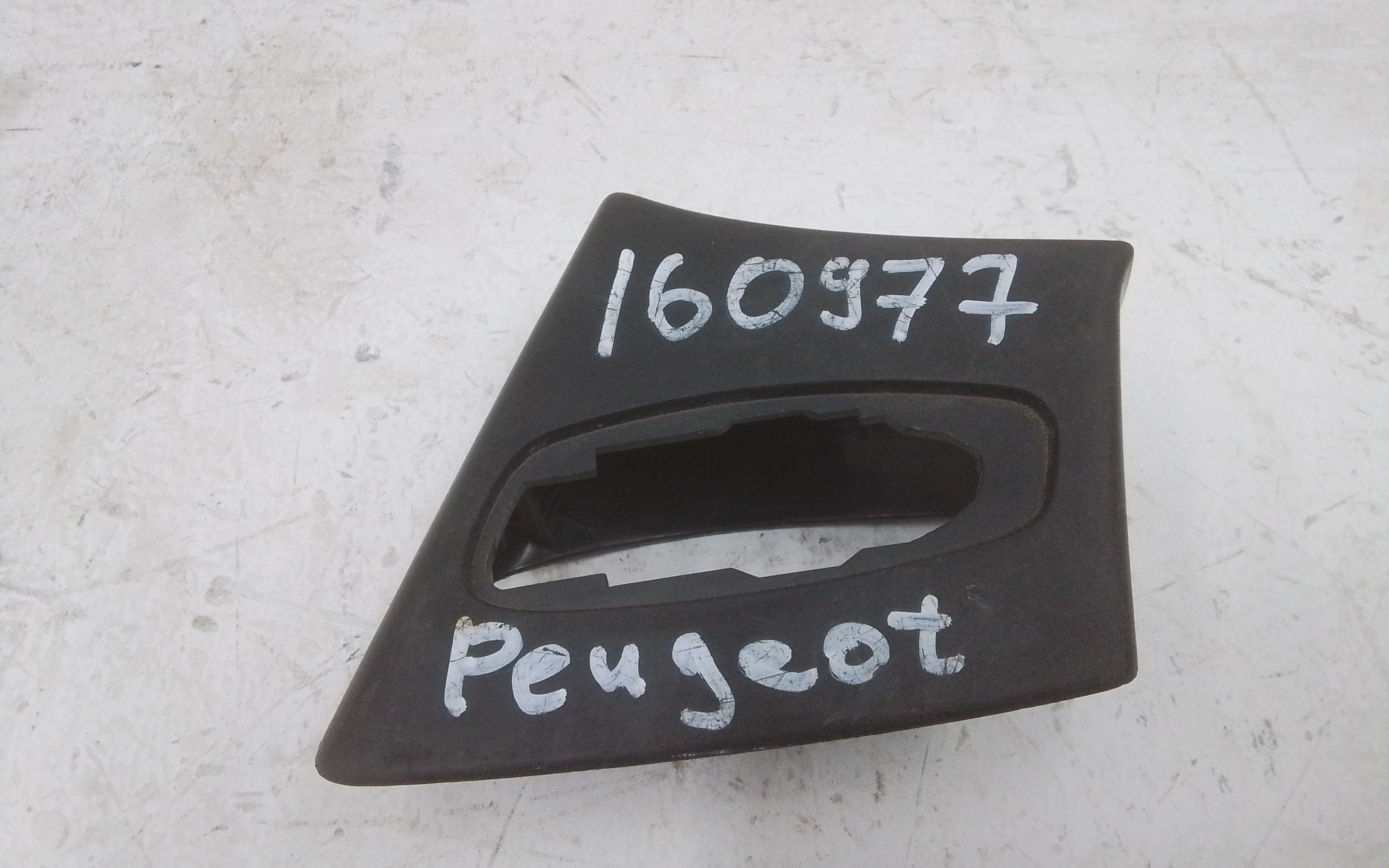 Крышка основания зеркала заднего вида наружного левого Peugeot 308
