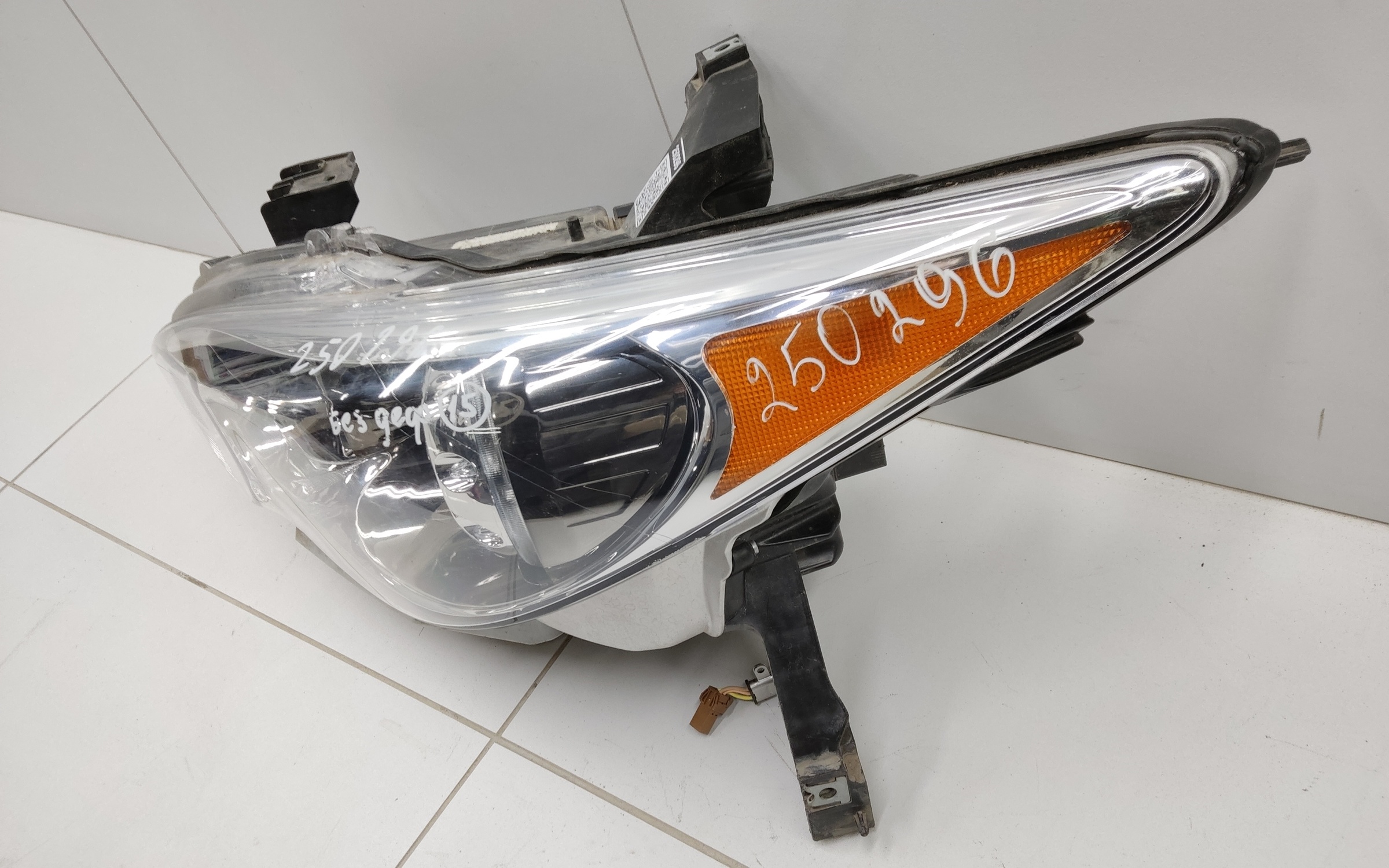 Фара передняя левая Infiniti QX60 1 ксенон