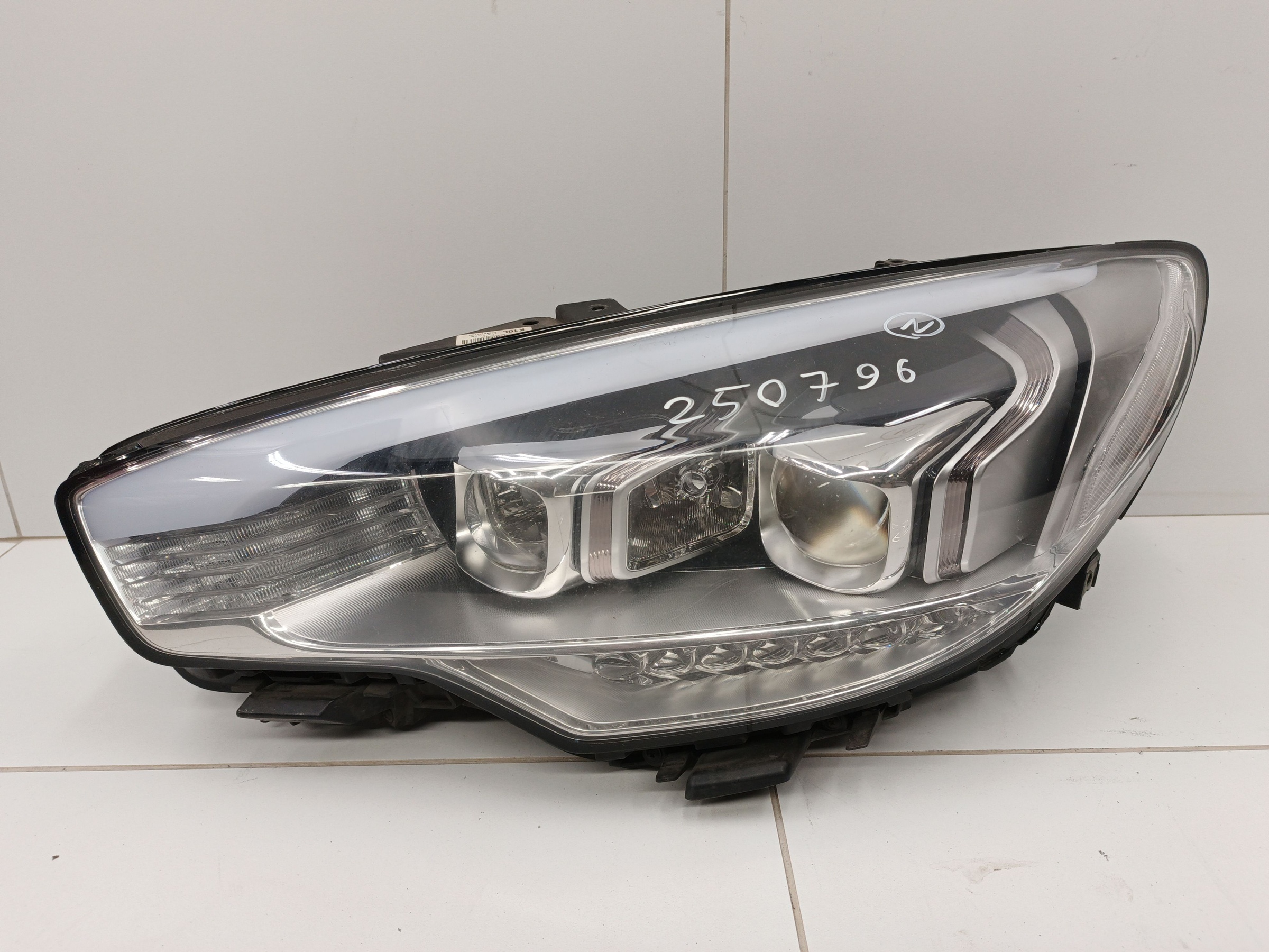 Фара передняя левая Kia Quoris ксенон с ДХО