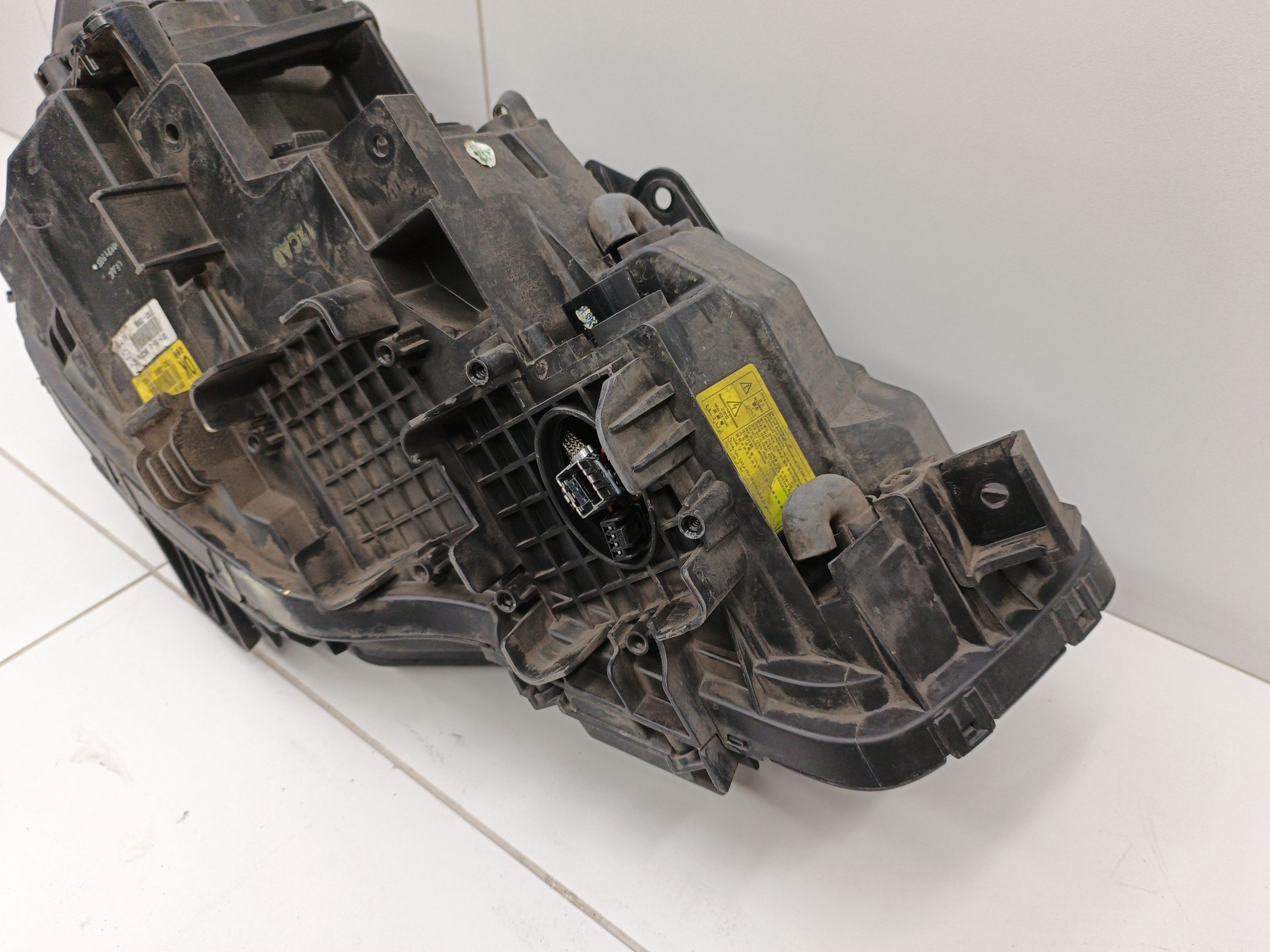 Фара передняя левая Kia Quoris ксенон с ДХО