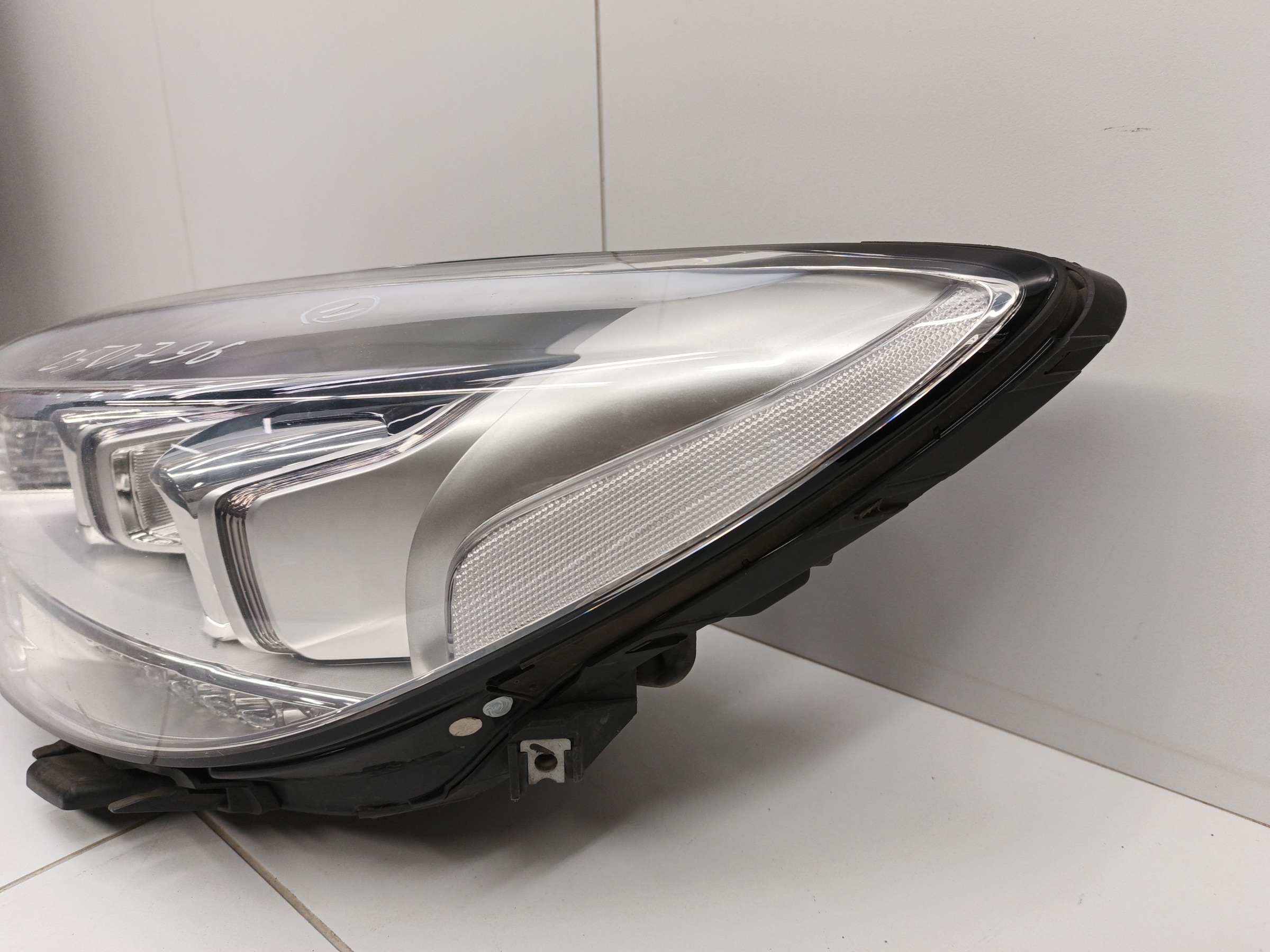 Фара передняя левая Kia Quoris ксенон с ДХО