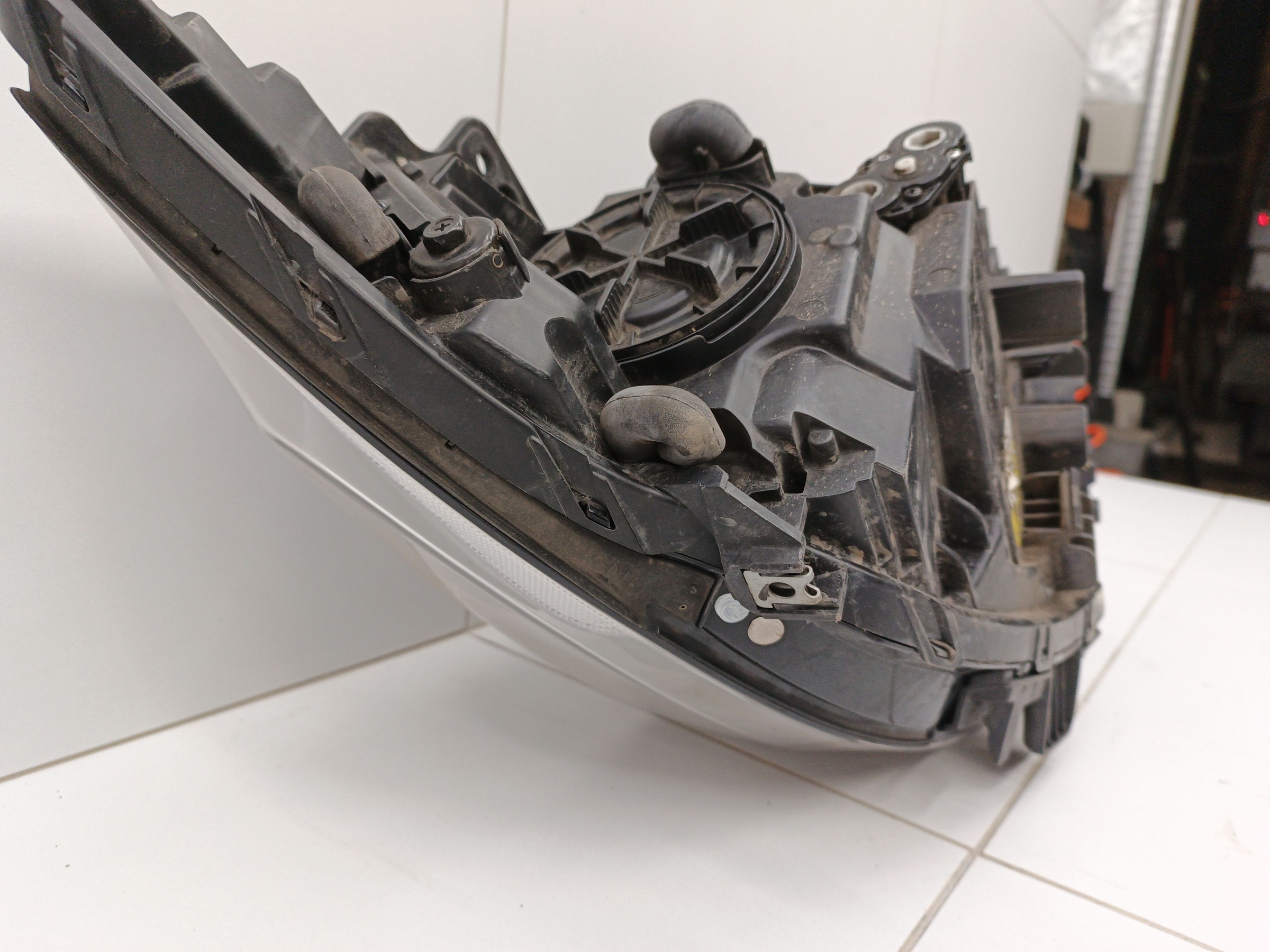 Фара передняя левая Kia Quoris ксенон с ДХО