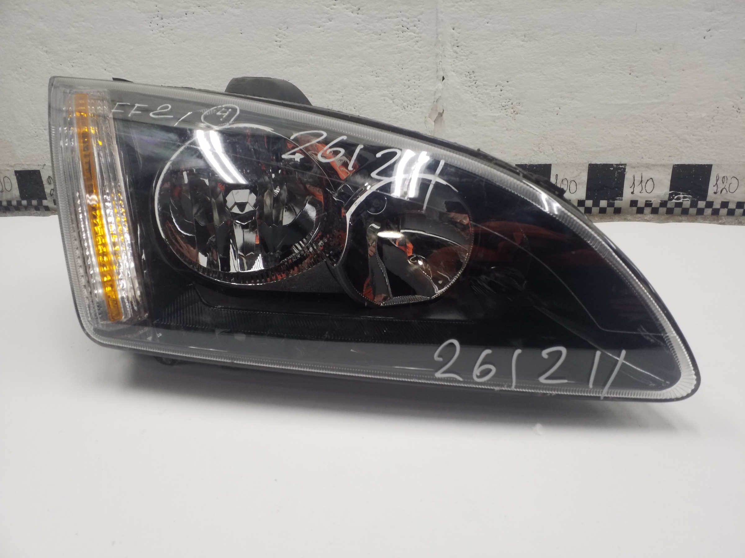 Фара передняя правая Ford Focus 2 галоген черная 