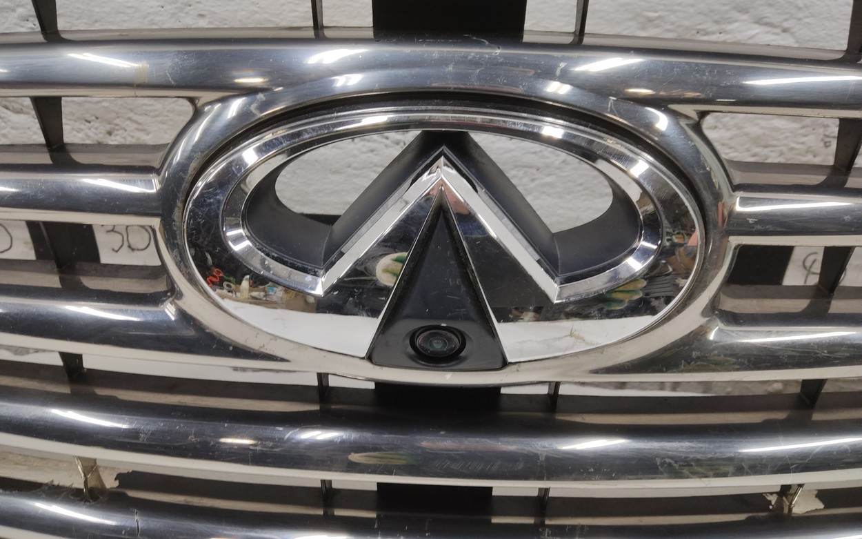 Решетка радиатора Infiniti QX56 2