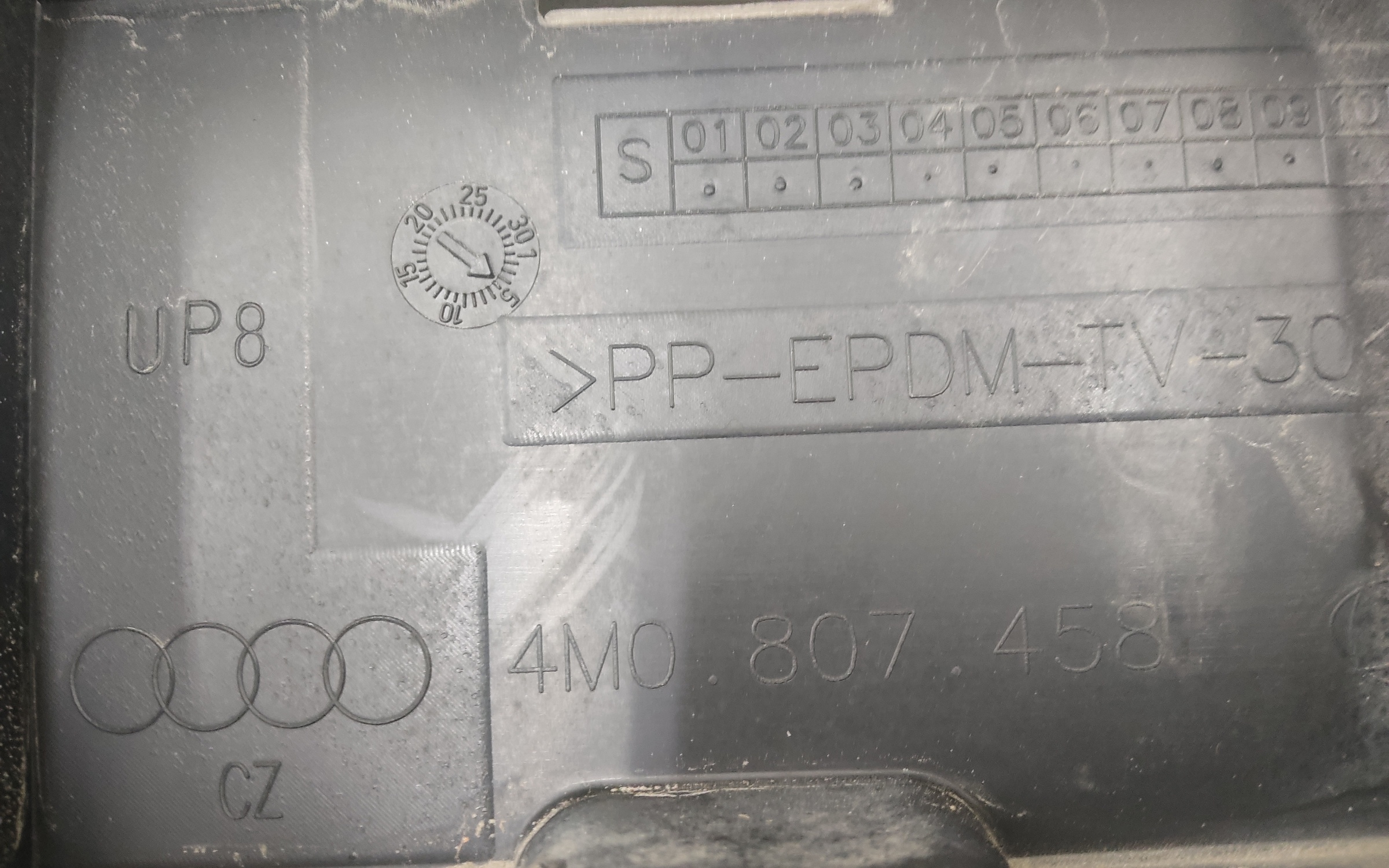 Кронштейн заднего бампера центральный Audi Q7 2