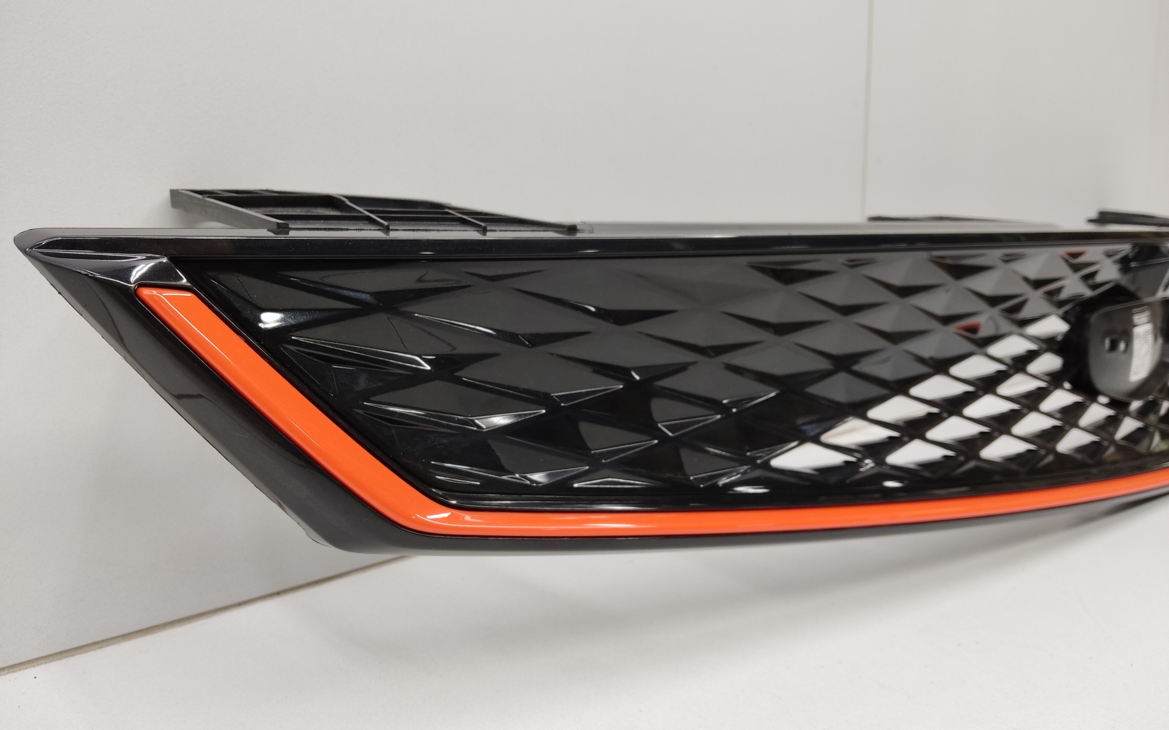 Решетка радиатора Geely Coolray Restail оранжевая под камеру