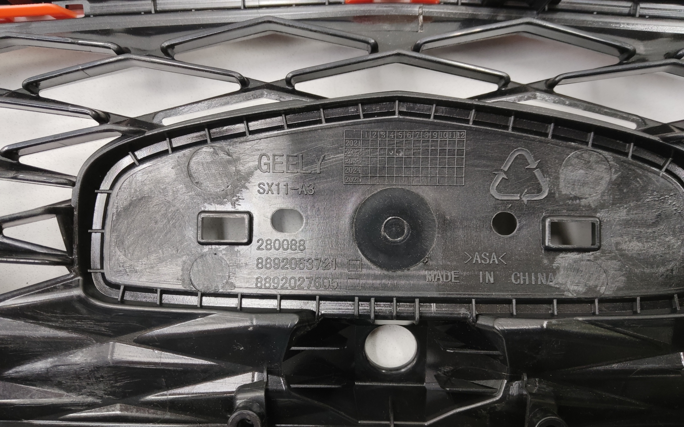 Решетка радиатора Geely Coolray Restail оранжевая под камеру