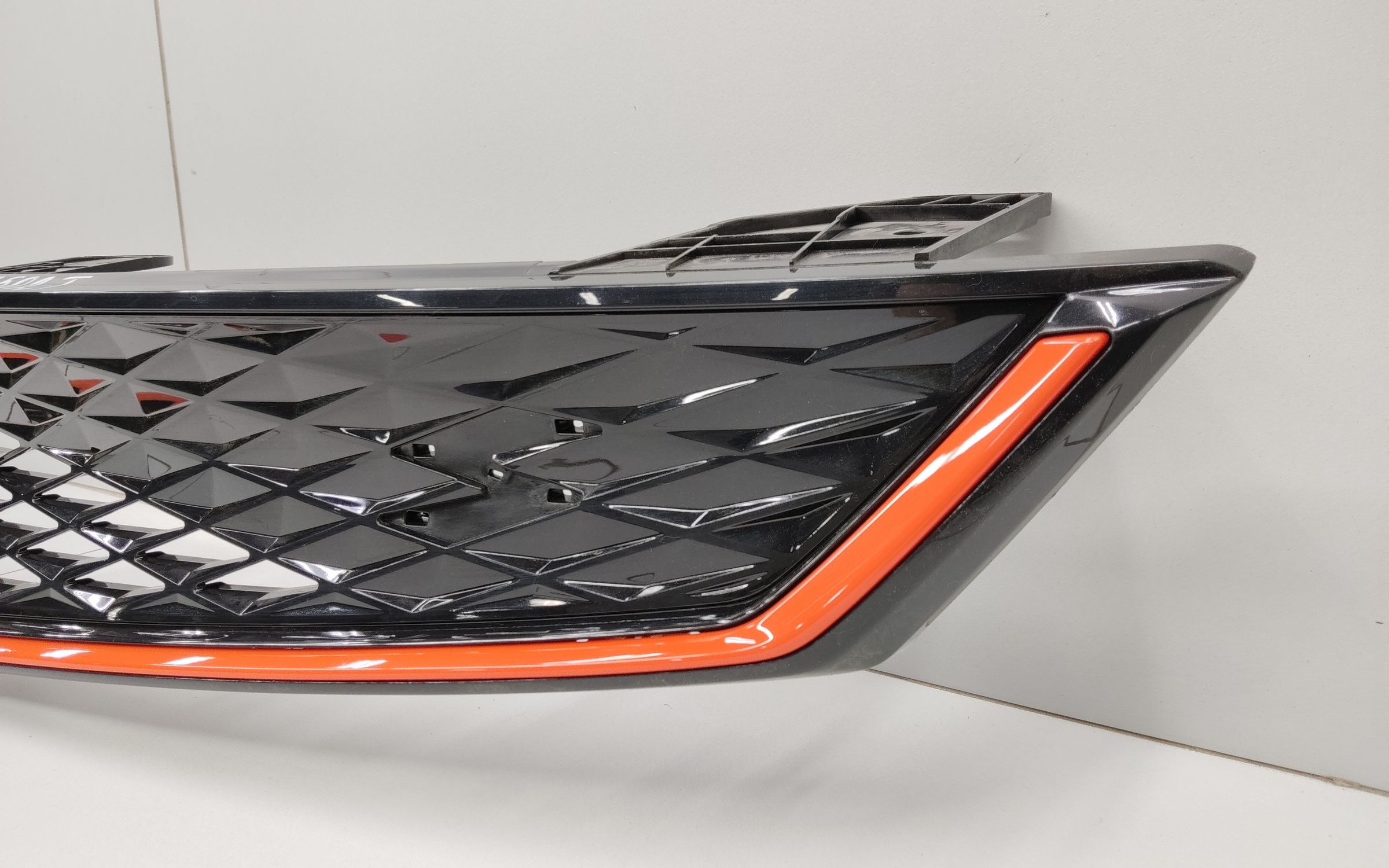 Решетка радиатора Geely Coolray Restail оранжевая под камеру