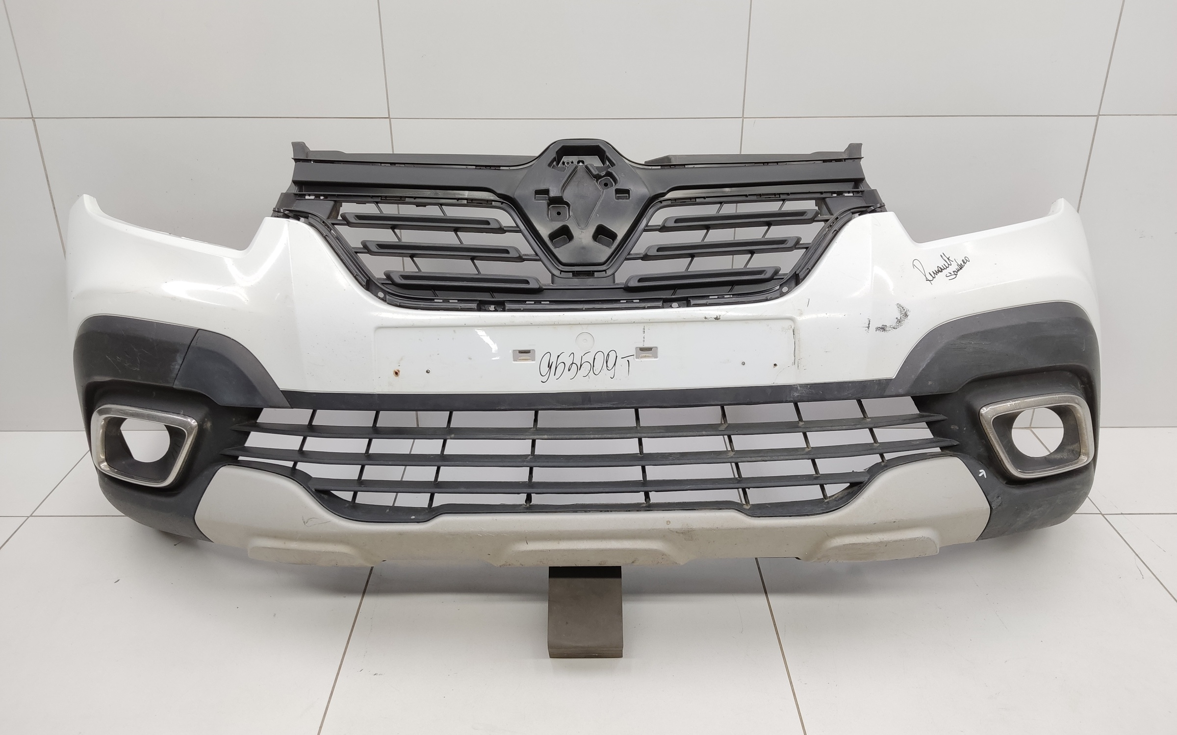 Бампер передний Renault Sandero 2 Stepway Restail