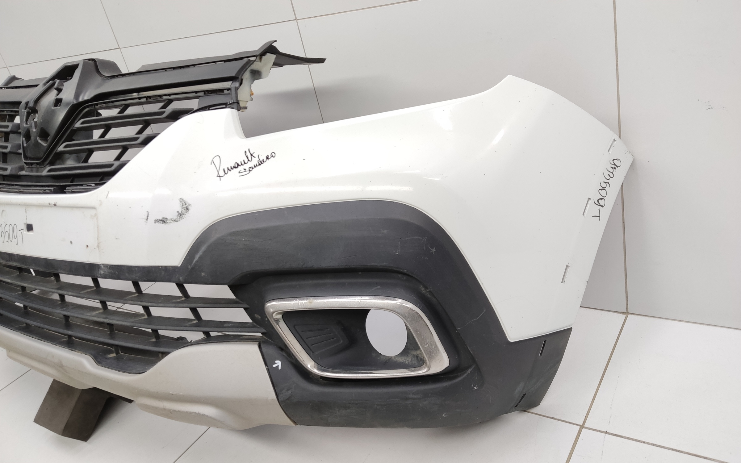 Бампер передний Renault Sandero 2 Stepway Restail