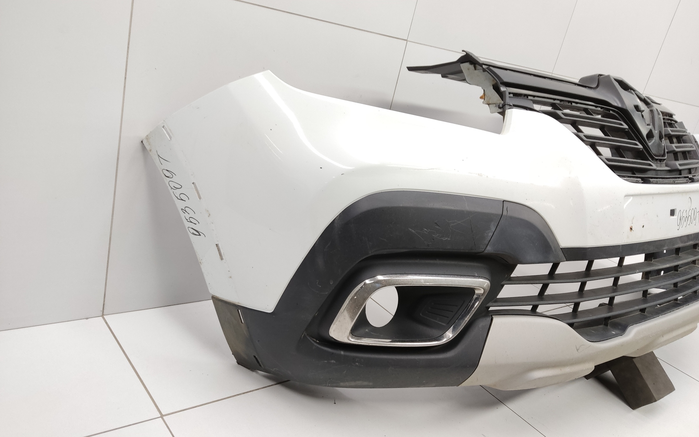 Бампер передний Renault Sandero 2 Stepway Restail