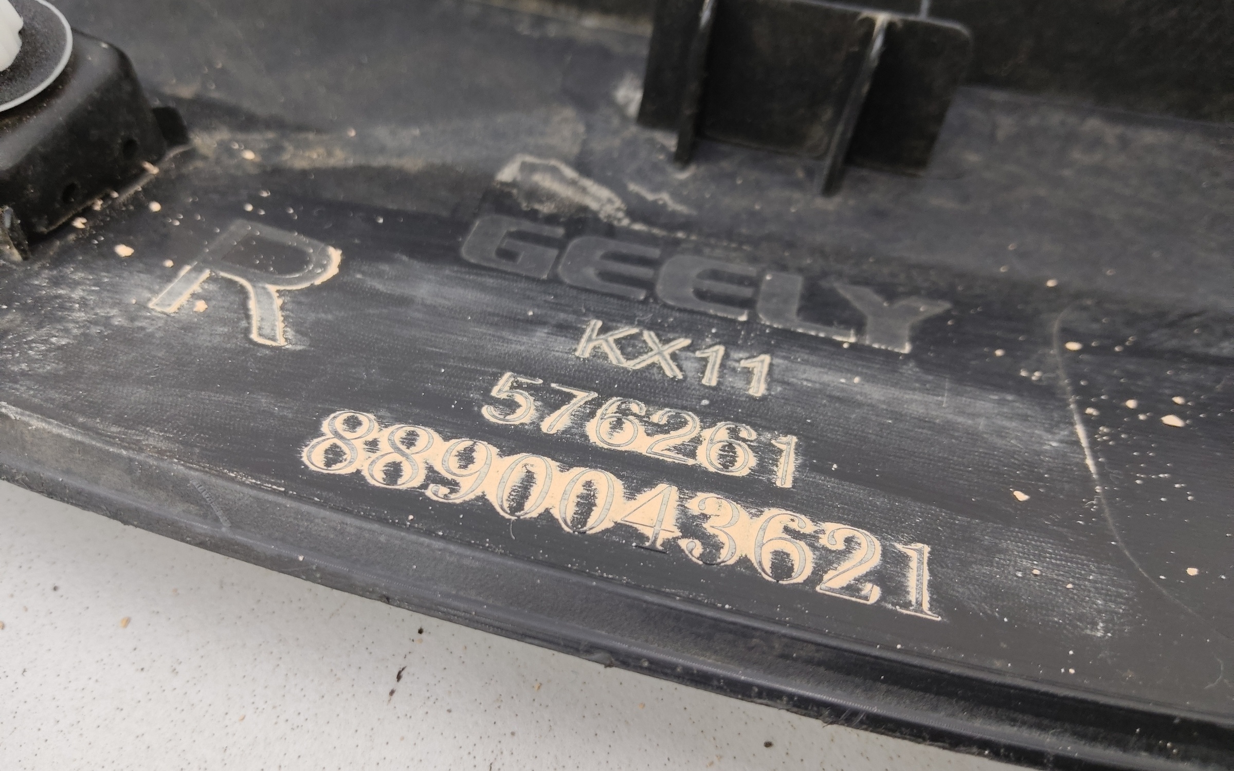 Накладка двери задней правой Geely Monjaro