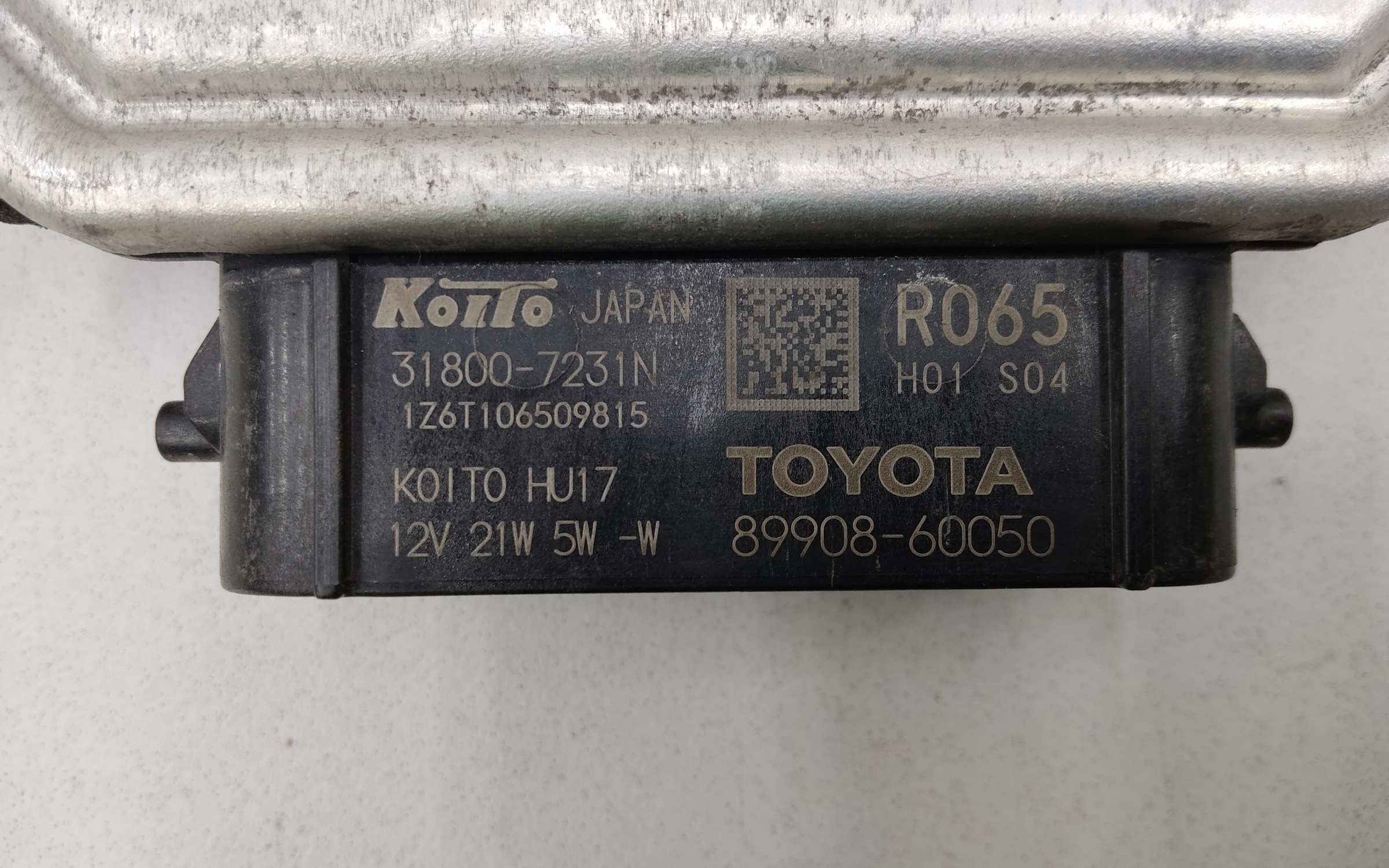Блок управления фарой правой Toyota Land Cruiser 300