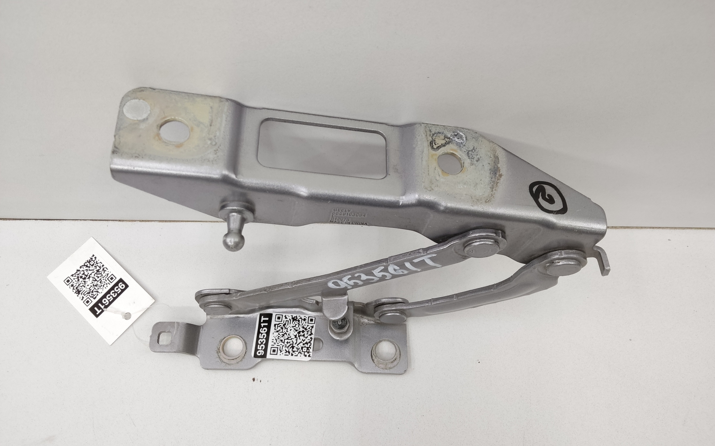 Петля капота левая Geely Monjaro