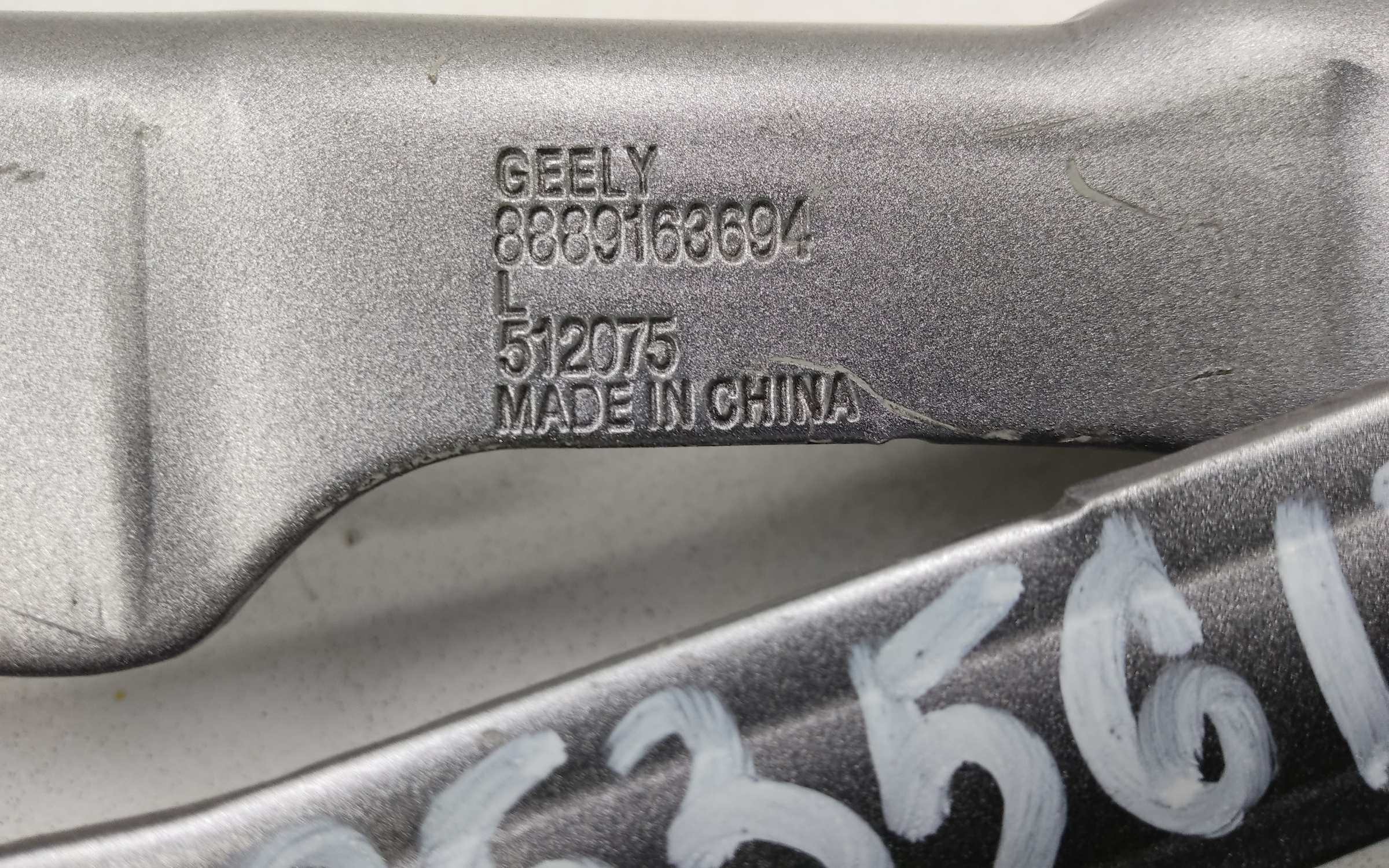 Петля капота левая Geely Monjaro