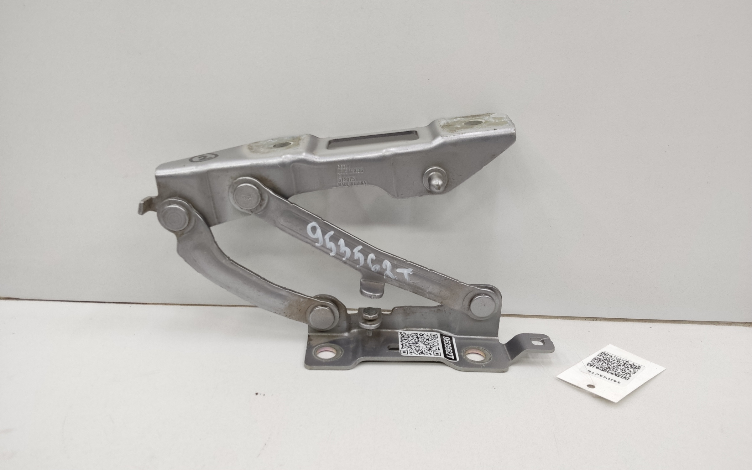 Петля капота правая Geely Monjaro
