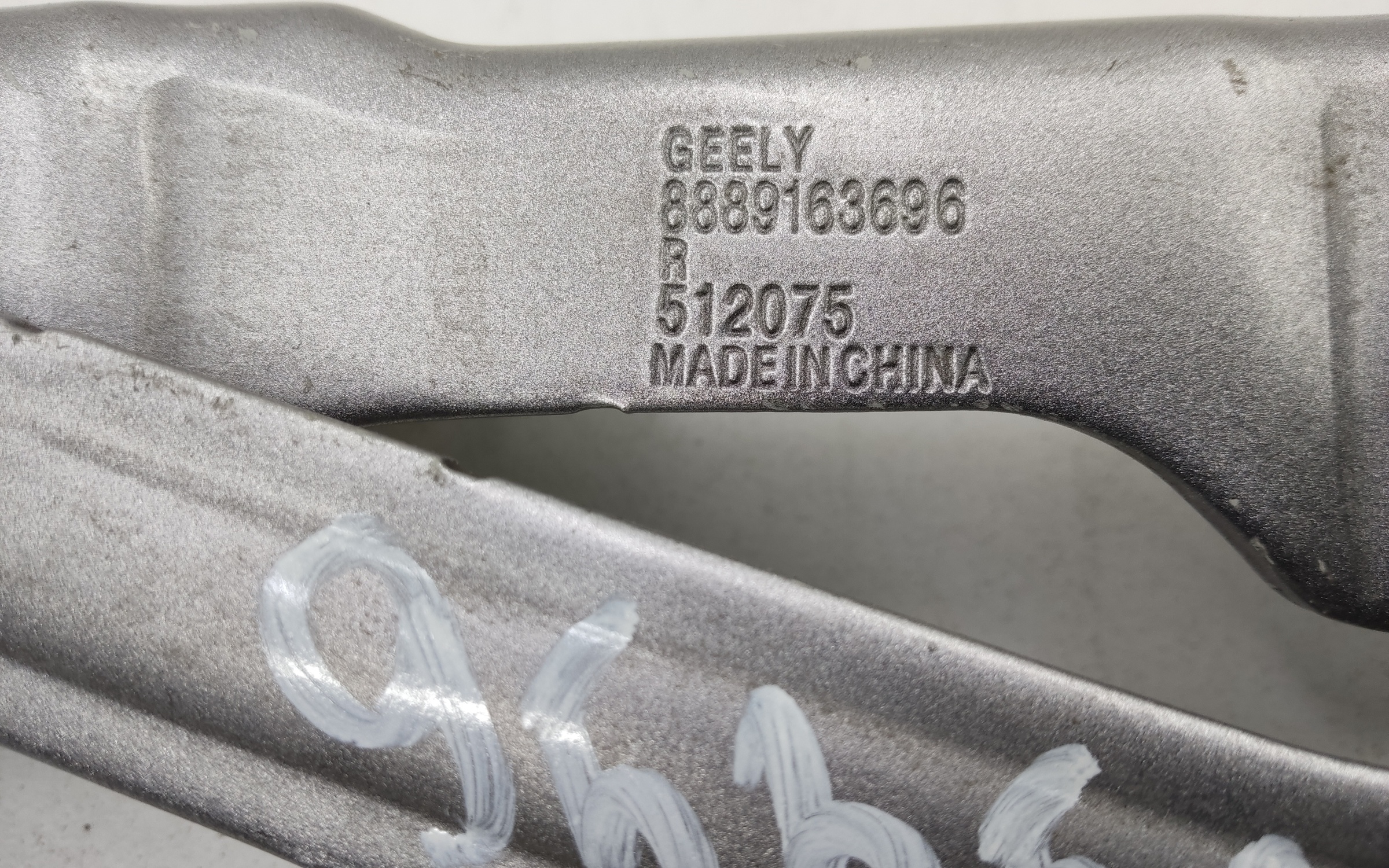Петля капота правая Geely Monjaro