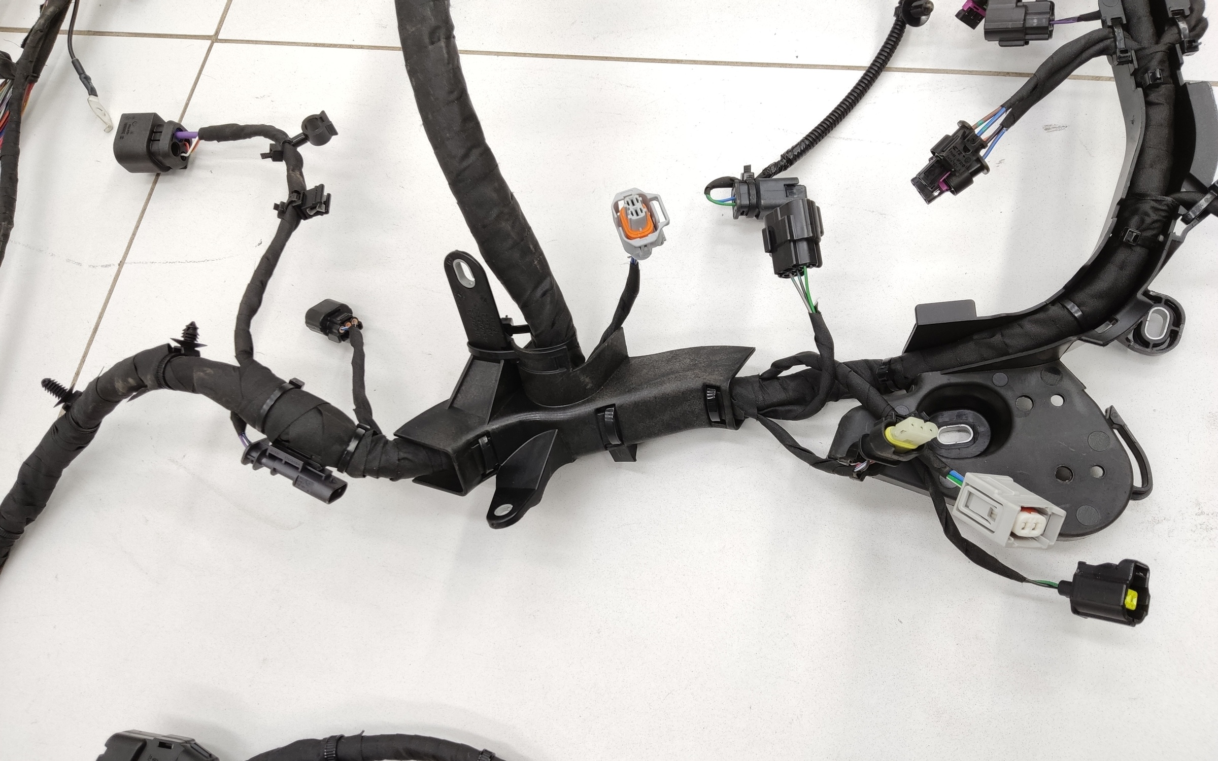 Проводка моторного отсека Geely Monjaro