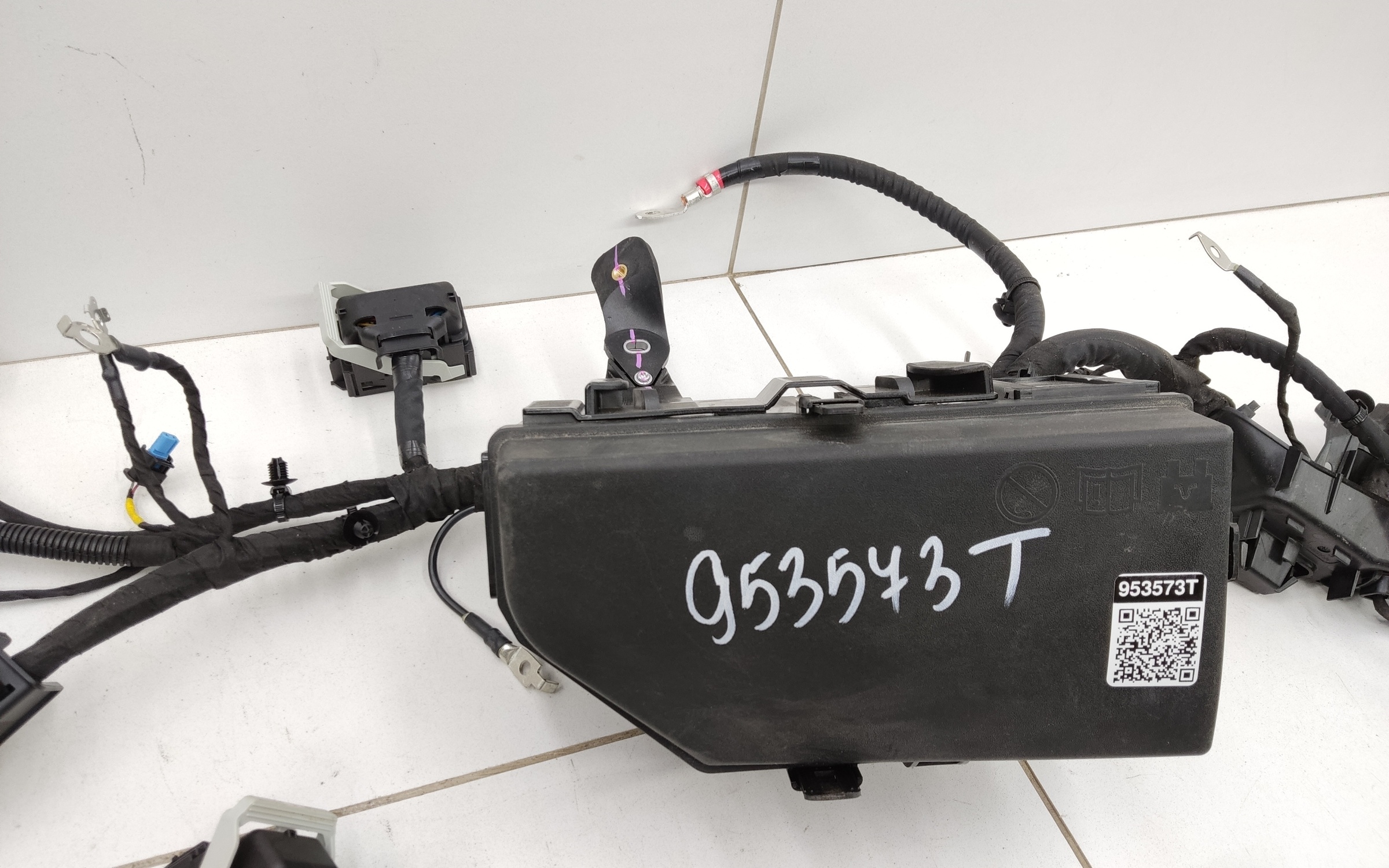 Проводка моторного отсека Geely Monjaro