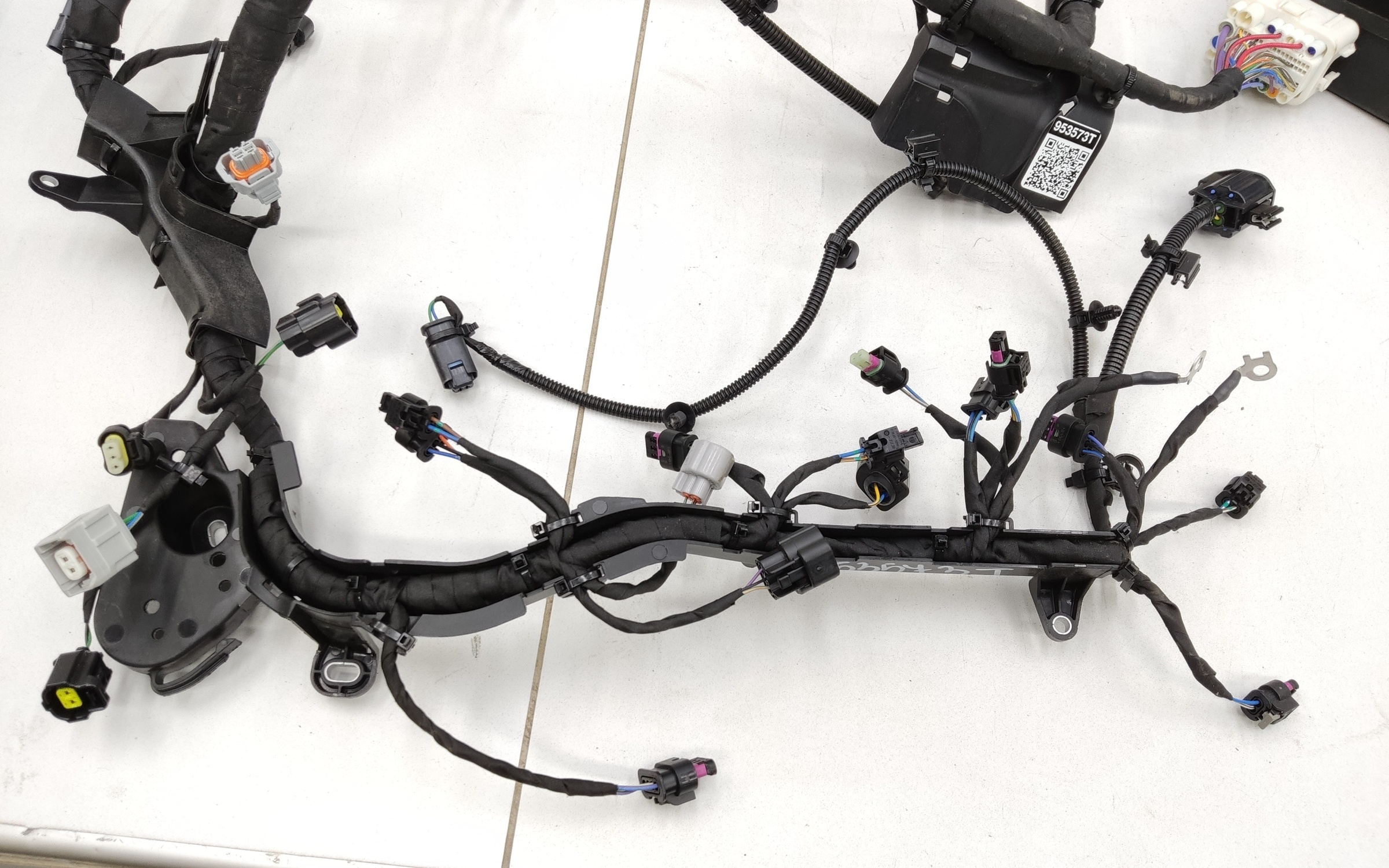 Проводка моторного отсека Geely Monjaro