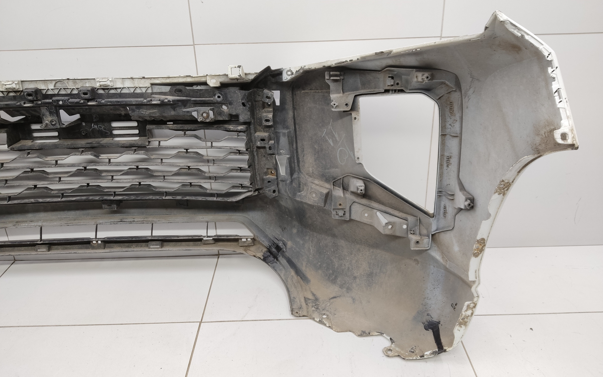 Бампер передний Mitsubishi L200 5 Restail