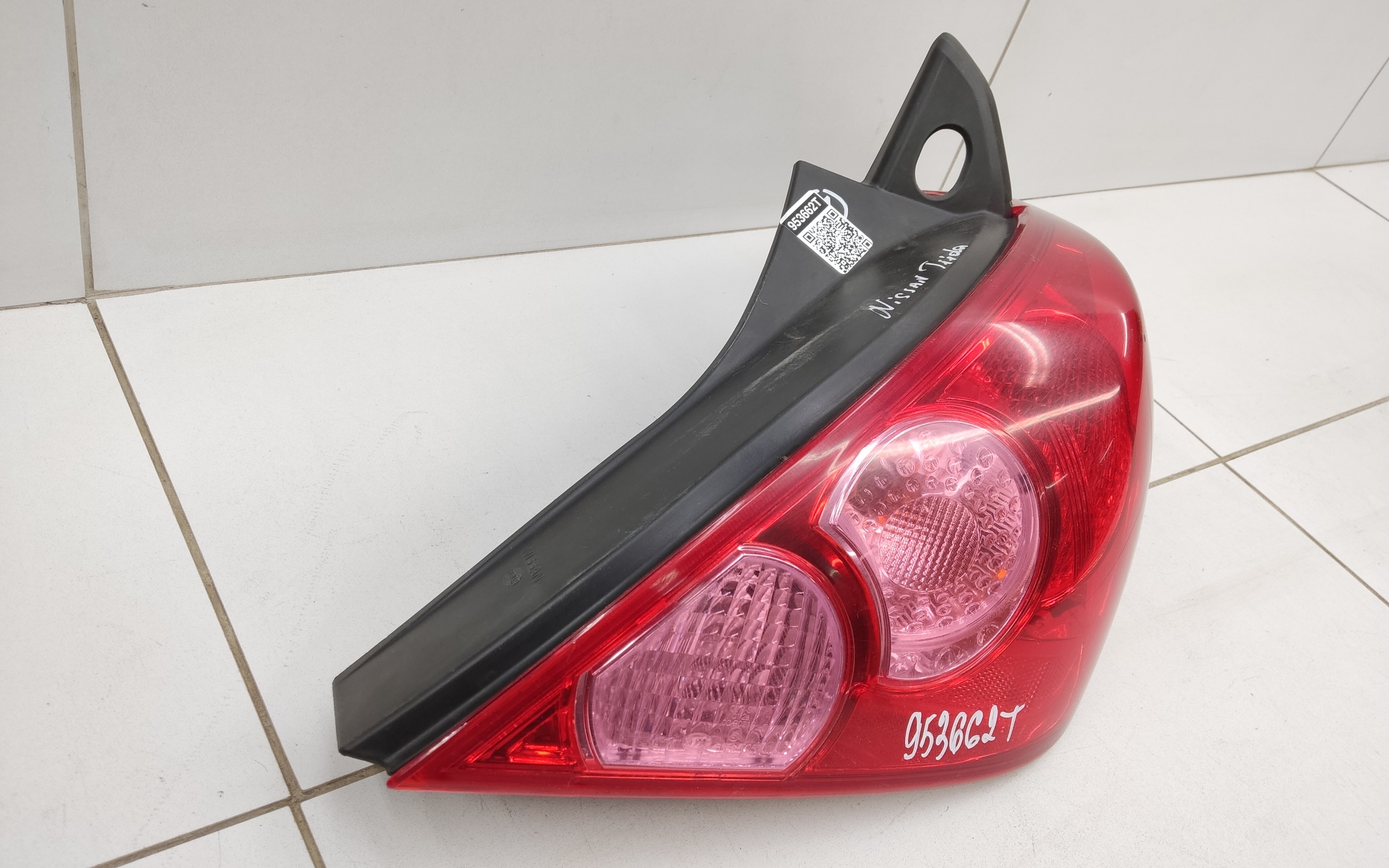 Фонарь задний правый наружный Nissan Tiida 1 C11 Hatchback