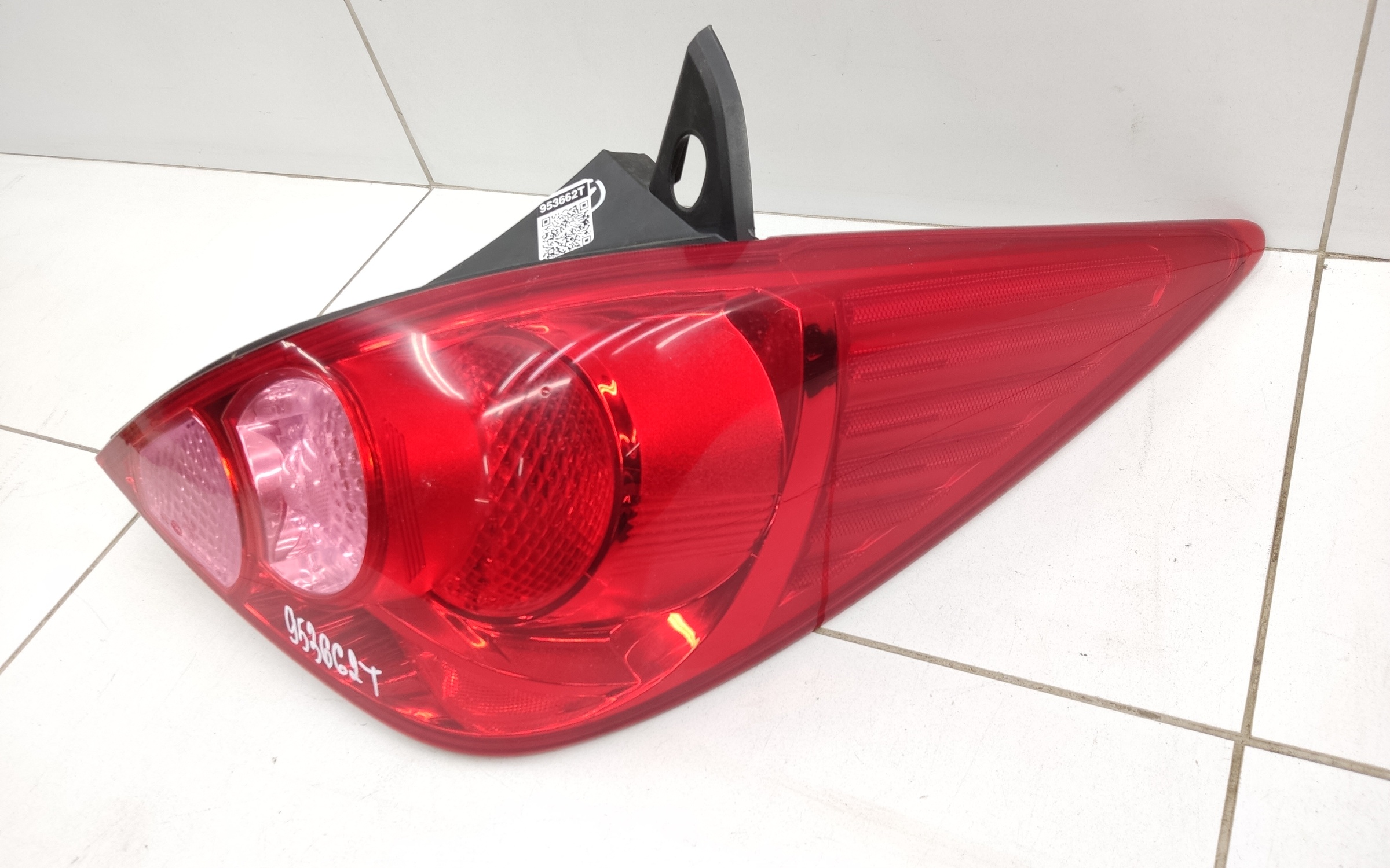 Фонарь задний правый наружный Nissan Tiida 1 C11 Hatchback