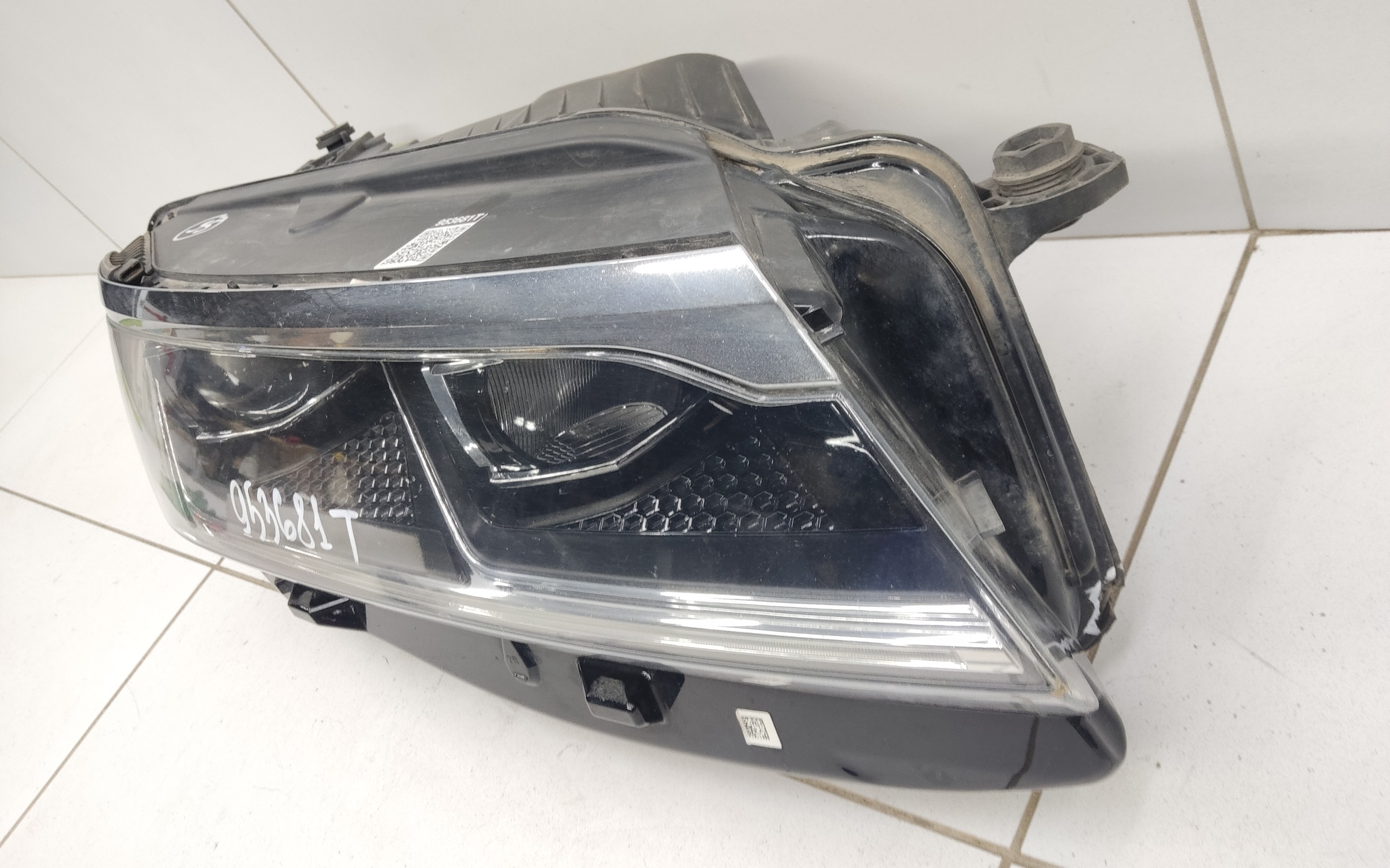 Фара передняя правая Volkswagen Touareg 3 LED