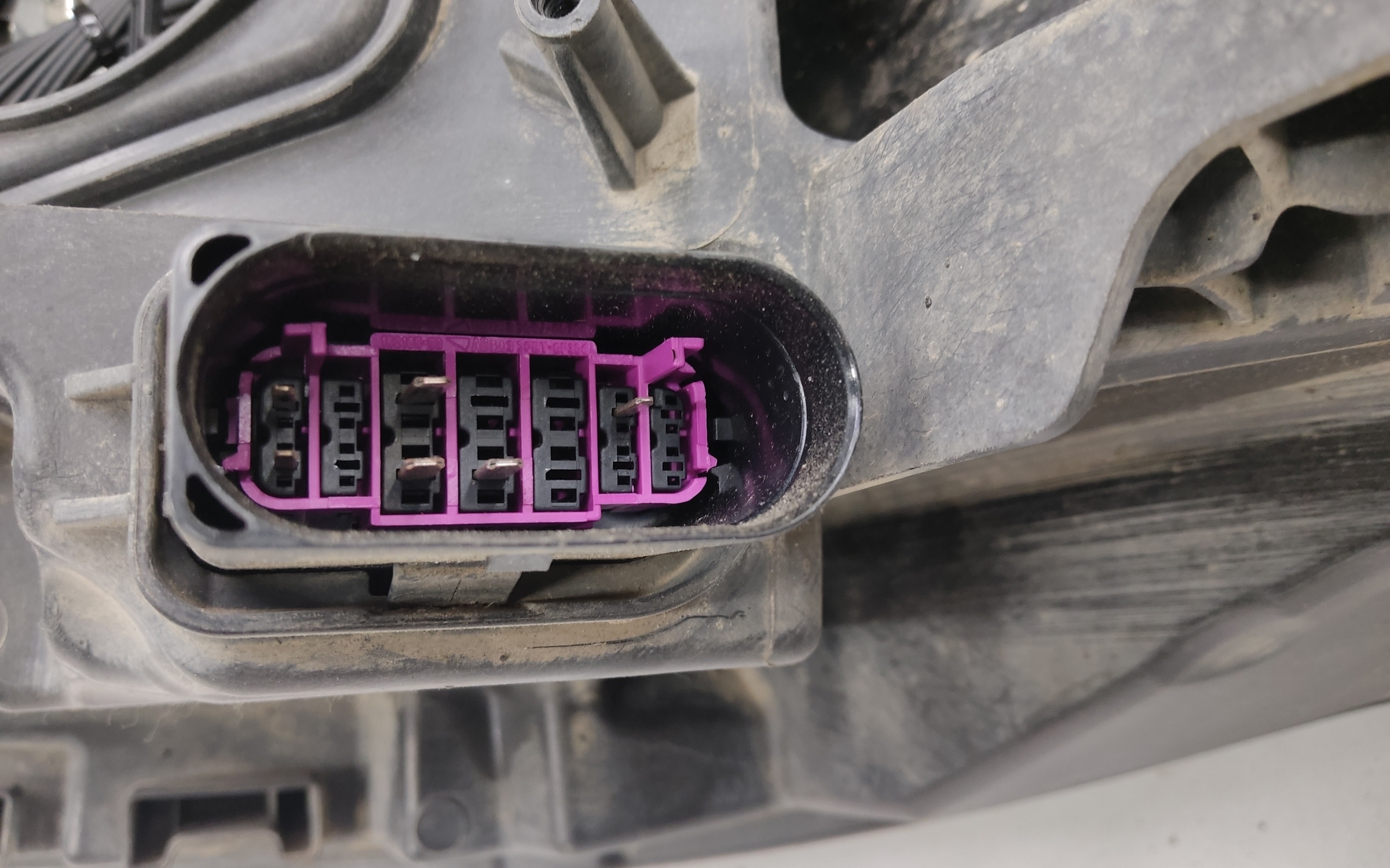 Фара передняя правая Volkswagen Touareg 3 LED