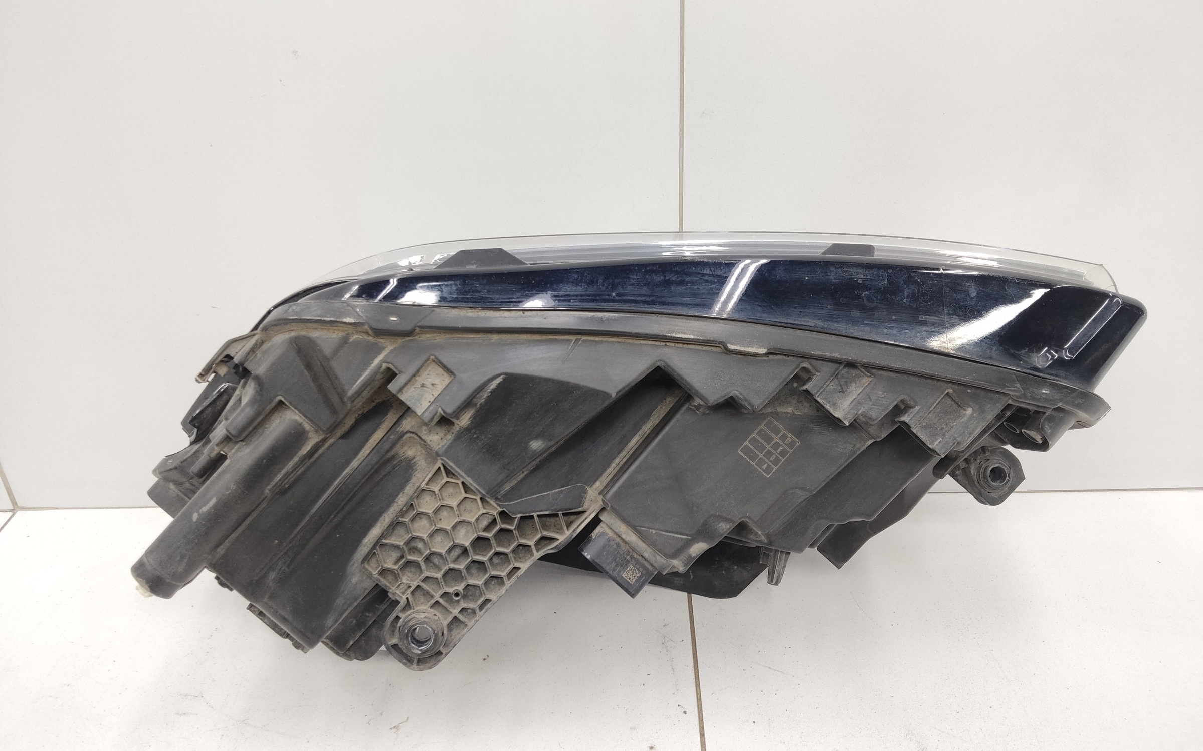 Фара передняя правая Volkswagen Touareg 3 LED
