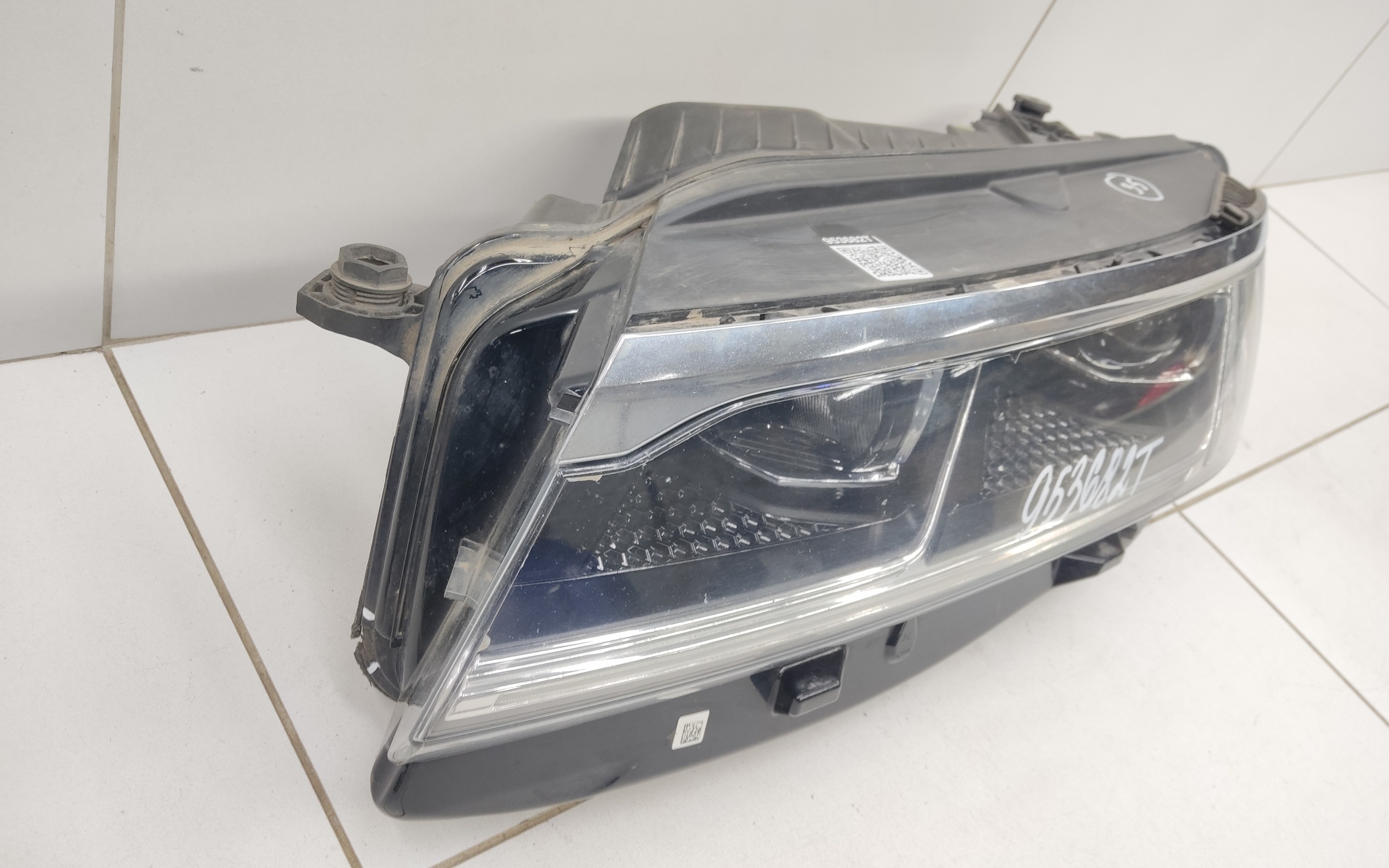 Фара передняя левая Volkswagen Touareg 3 LED