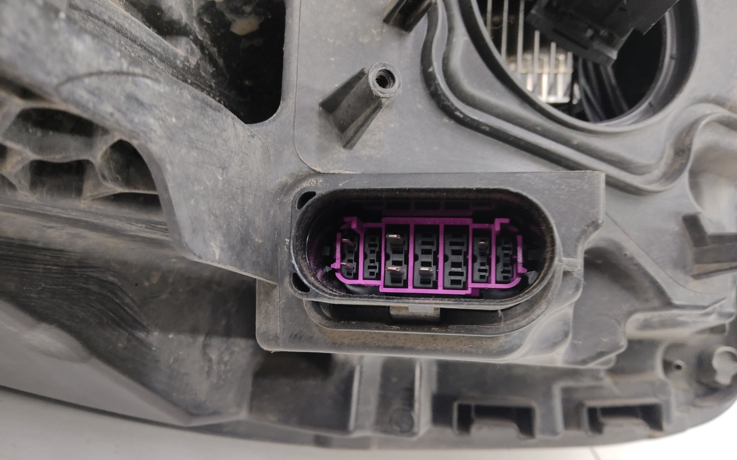 Фара передняя левая Volkswagen Touareg 3 LED