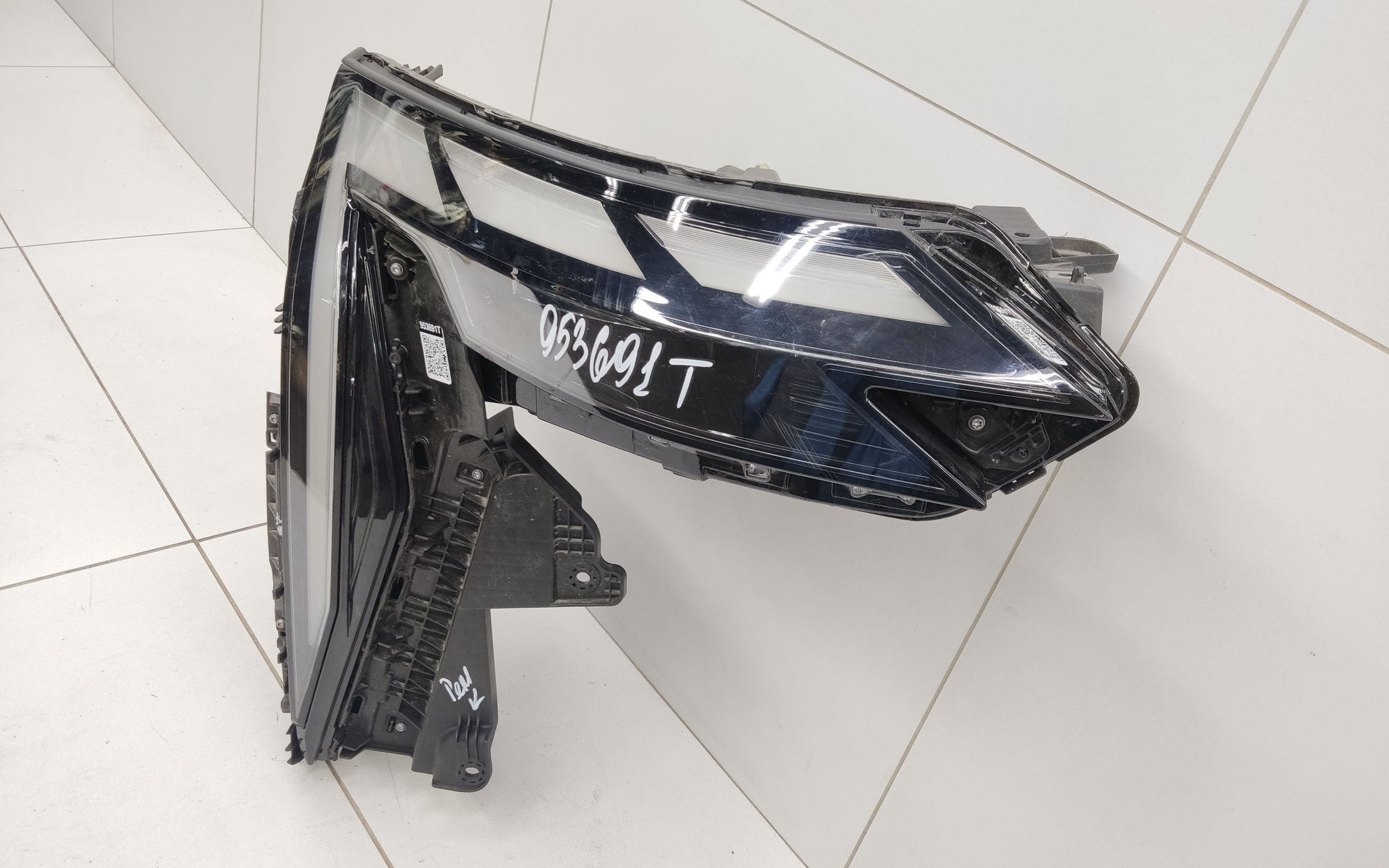 Фара передняя правая Geely Atlas 2 LED