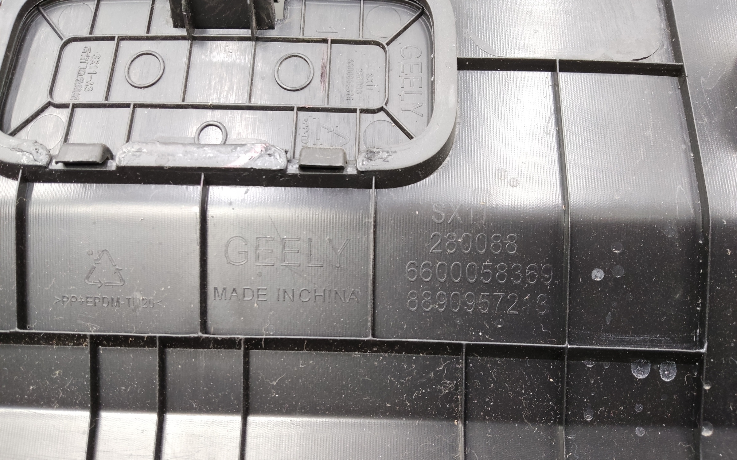 Обшивка крышки багажника Geely Coolray