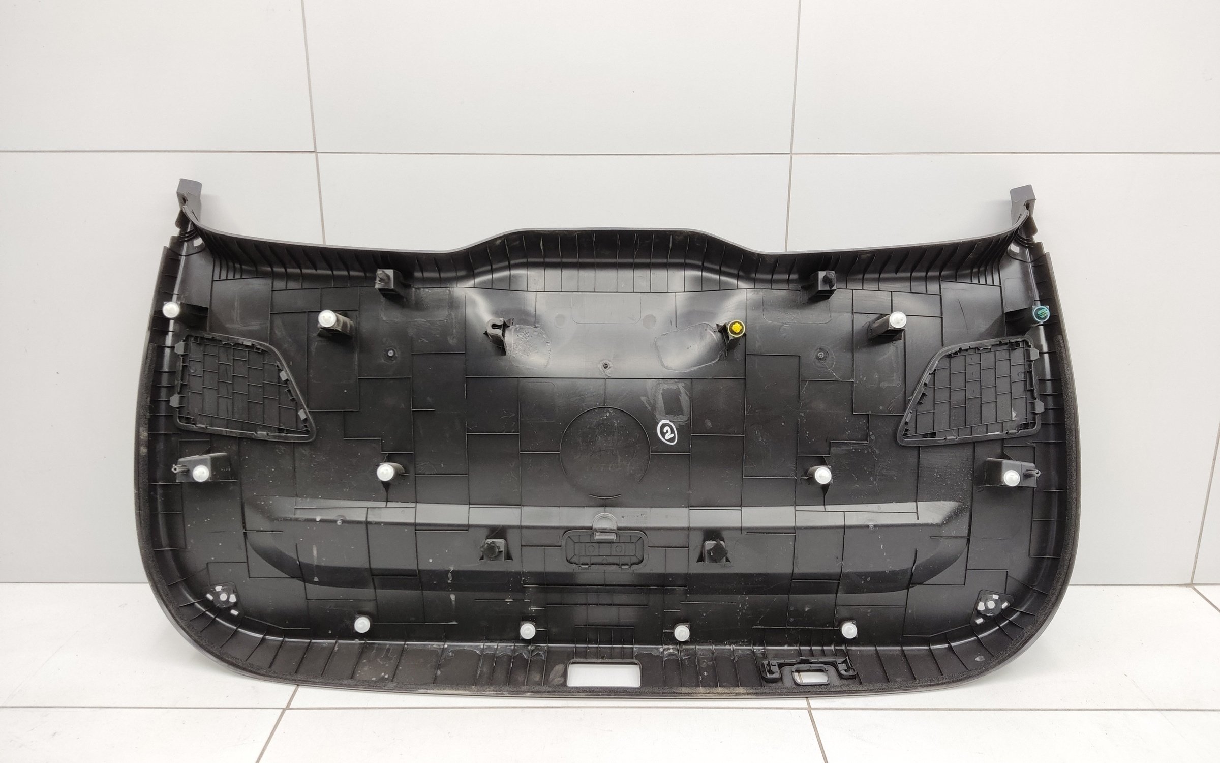 Обшивка крышки багажника Geely Coolray